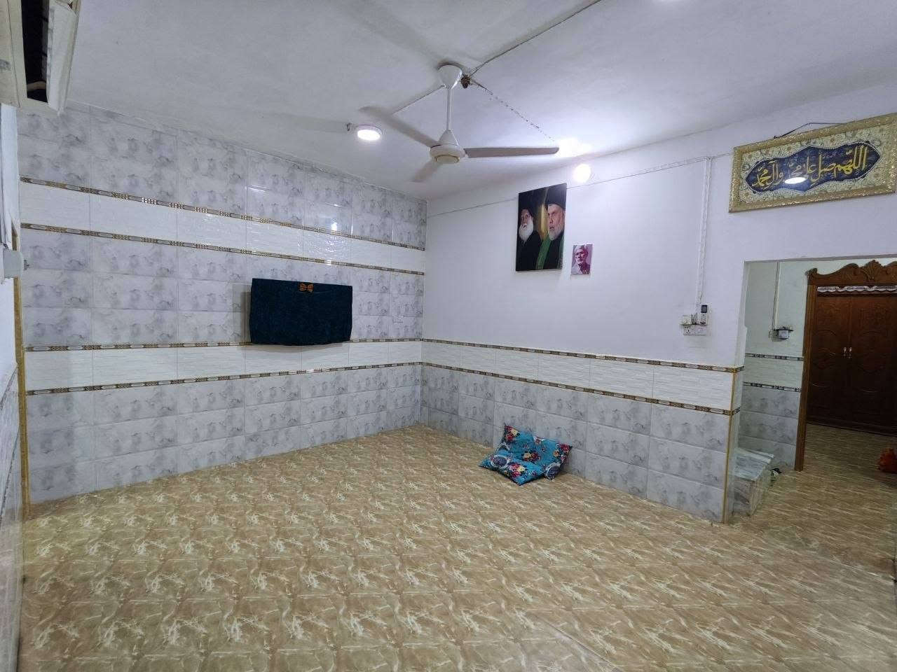 سلام عليكم بيت  في الحيانيه المنطقة الرابعه قرب جامع سيد حيدر الحلو  مساحة البيت 150 متر بناء طابوك بلكامل البيت طابق ونص اربع غرف نوم لبيت طابو صرف تحويل مباشر (لسعر خاص)  لستفسار على هاذ رقم  ***********
