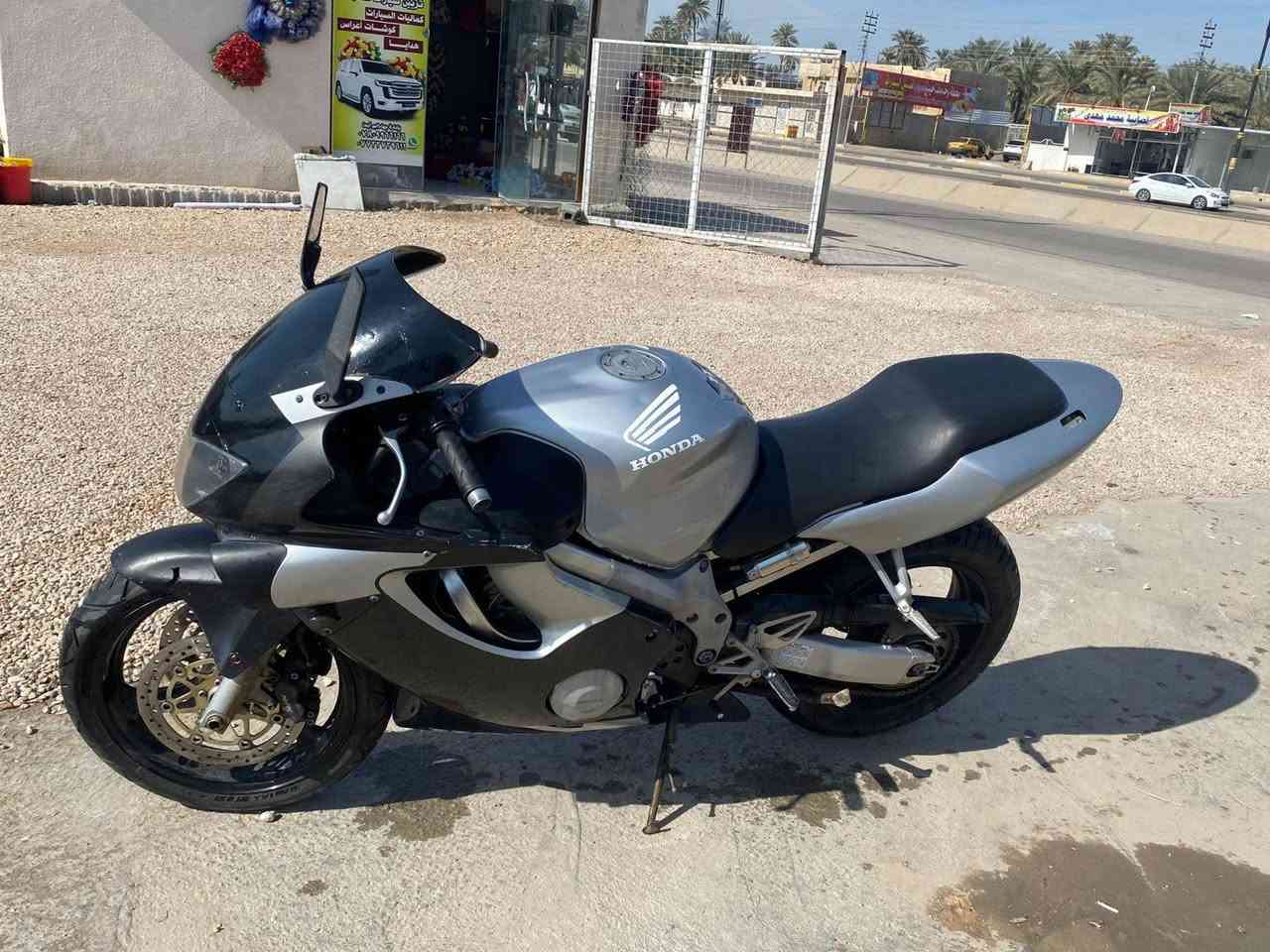 سلام عليكم  افور (600)
موديل (2003) 
دراجه بحالت الوكاله 😊
ماشيه (27) حقيقي
زلغ مابيه صار (6) أشهر من مطلعه من وكالت ماهر (الكناني) ودراجه معروفه ب كربلاء مبرمجه مود (1)
الله شاهد محتاج عدي مريض ***********
