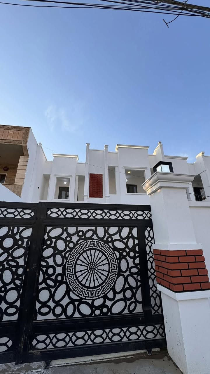 السلام عليكم دار للبيع 

300متر 10*30

يحتوي ع 5نوم 

بناء حديث زيرو

صاله ستقبال +صاله داخليه 

صحسات داخلي وخارجي 
عرض الشارع 15 تبليط

العنوان القادسيه حي الضباط 

مربع الحلاوي 

لاستفسار ***********
