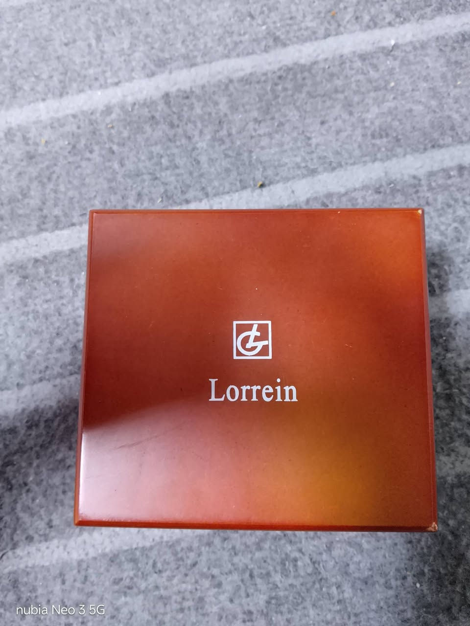 ساعة Lorrein أصلية للبيع
للبيع ساعة Lorrein راقية ونظيفة جداً، تتميز بتصميم يجمع بين الأناقة والمتانة.

​المواصفات الفنية:

​الماركة: Lorrein.

​الجام (Glass): كريستال ياقوتي (Sapphire Crystal) مقاوم للخدش.

​الهيكل والسوار: مزيج من السيراميك والاستيل المقاوم للصدأ (Ceramic & Stainless Steel).

​المقاومة: مقاومة للماء حتى عمق 3ATM.

​المميزات: تحتوي على نافذة لعرض التاريخ وشاشة دقيقة بلمسات ذهبية وفضية.

​الحالة: مستخدمة ونظيفة جداً (مثل ما موضح بالصور).

​السعر: [135] (قابل للتفاوض البسيط).

​المكان: بغداد.

​للتواصل والاستفسار: يرجى المراسلة على الخاص


**إذا كنت صاحب هذا الإعلان وتريد حذفه لأي سبب، رجاءا أرسل رسالة إلى الدعم الفني**