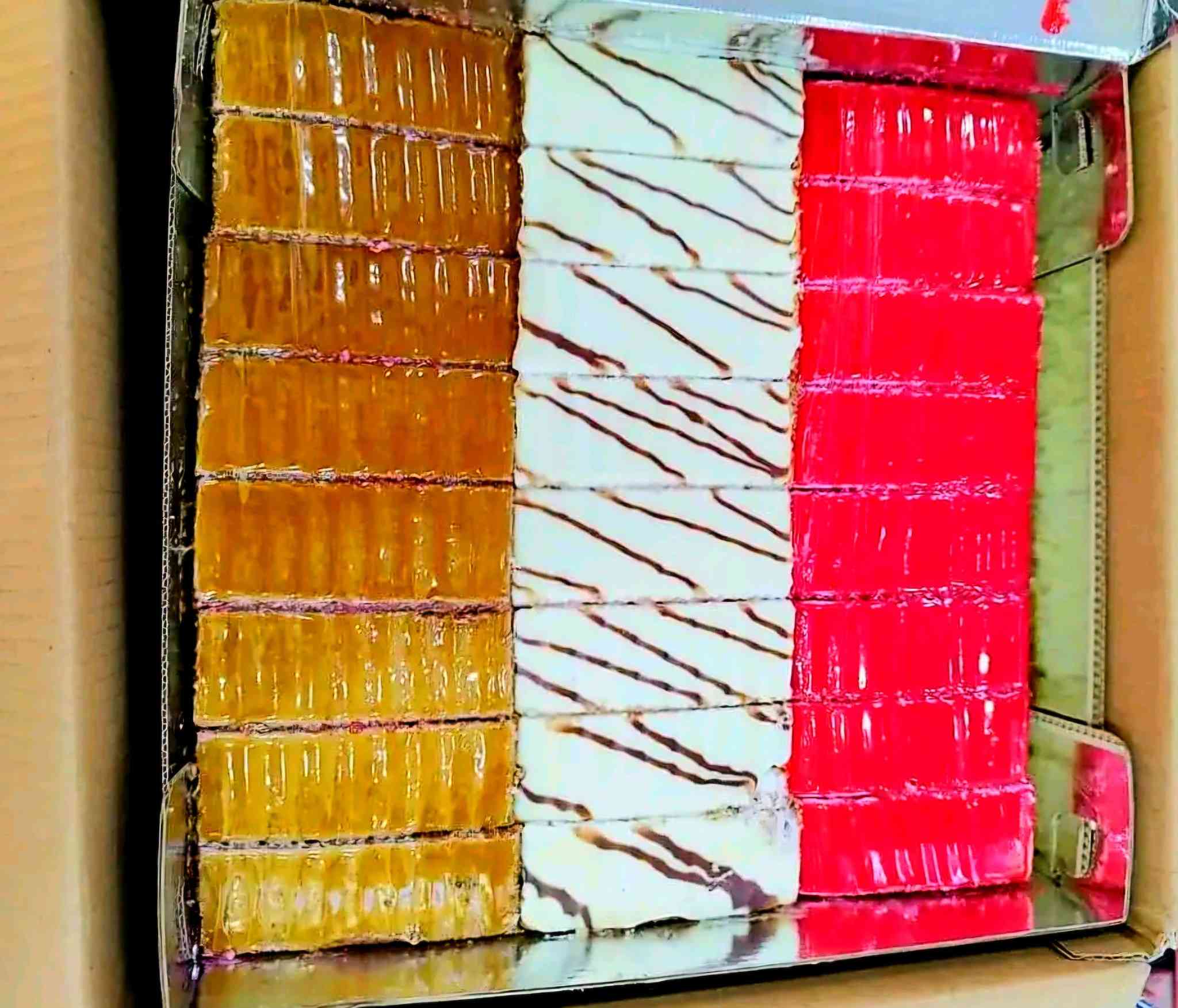 #كيك قطع مناسبات يحتوي على ٣٢ قطعه 
بسعر 8000 متوفر توصيل داخل مركز كربلاء للاستفسار اتصل على الأرقام التاليه وبيها واتساب او مراسلتنا على الخاص *********** 
*********** نستقبل الدفع الإلكتروني والنقد ونتعامل بالرصيد ايضا
