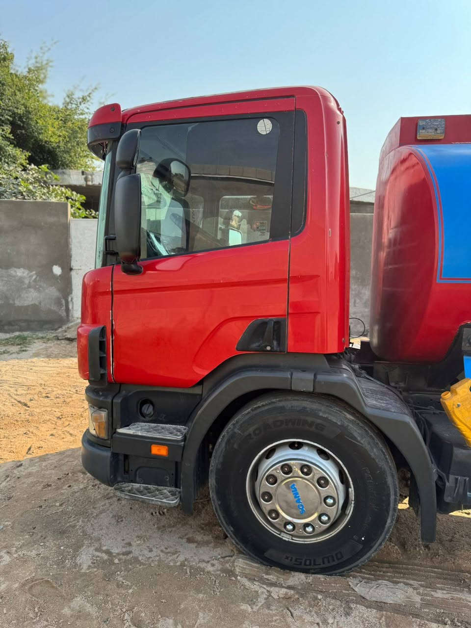 سكانيه للبيع مكان بصره زبير رقم بصره سنويه جديده لحد 28 شرط تحويله مديل 2005 مكينه بم ونوزل 4/4 شاصي مكفول تانكي جديد حموله 16 قماره جديد تبريد جوبلس امام وخلف تخم تاير سياره جاهزه *********** 1/***********
