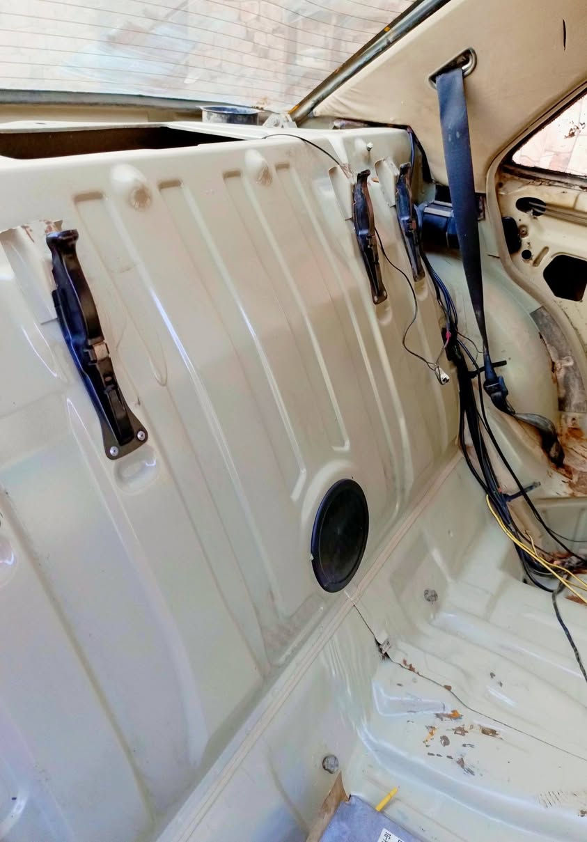 السلام عليكم.مارسيدس طيارين موديل 1986 
لون مميز بلادي مو تغيير  .بالسنوية مكتوب اصفرخاكي 

بغداد مشروع وطني  .رقممها حلو سنوية لل27 راعيها موجود بالناصرية .. مكان السيارة ذي قار / قضاء الشطرة 
السيارة كير ومحرك محور ونجي 6 سلندر  
السيارة مفصخة بالكامل لغرض الادامة والصور تحكم نظافة القواعد والحوض الداخلي للسيارة 
 السيارة شغالة وفي حالة جيدة .. 

السيارة بيها نواقص .. 

 1/   ضعف حدادية .. دبلات ولويات ابيع .حدادية عام 
  2/  دشبول بي شي بسيط جدا اذكره للامانة لابي كسر ولا شي جاهز وحلو بس مو حيل نظيف 
  3/ ترتيب بسيط جدا بالكهربائيات .. 
   
السعررر. 36 وبيها مجال //ممتواجد على الفيس .. لغرض العمل  اتصل وتشلع عيوني *********** 
عذرا ع الاطالة بس ذكرت كل التفاصيل
