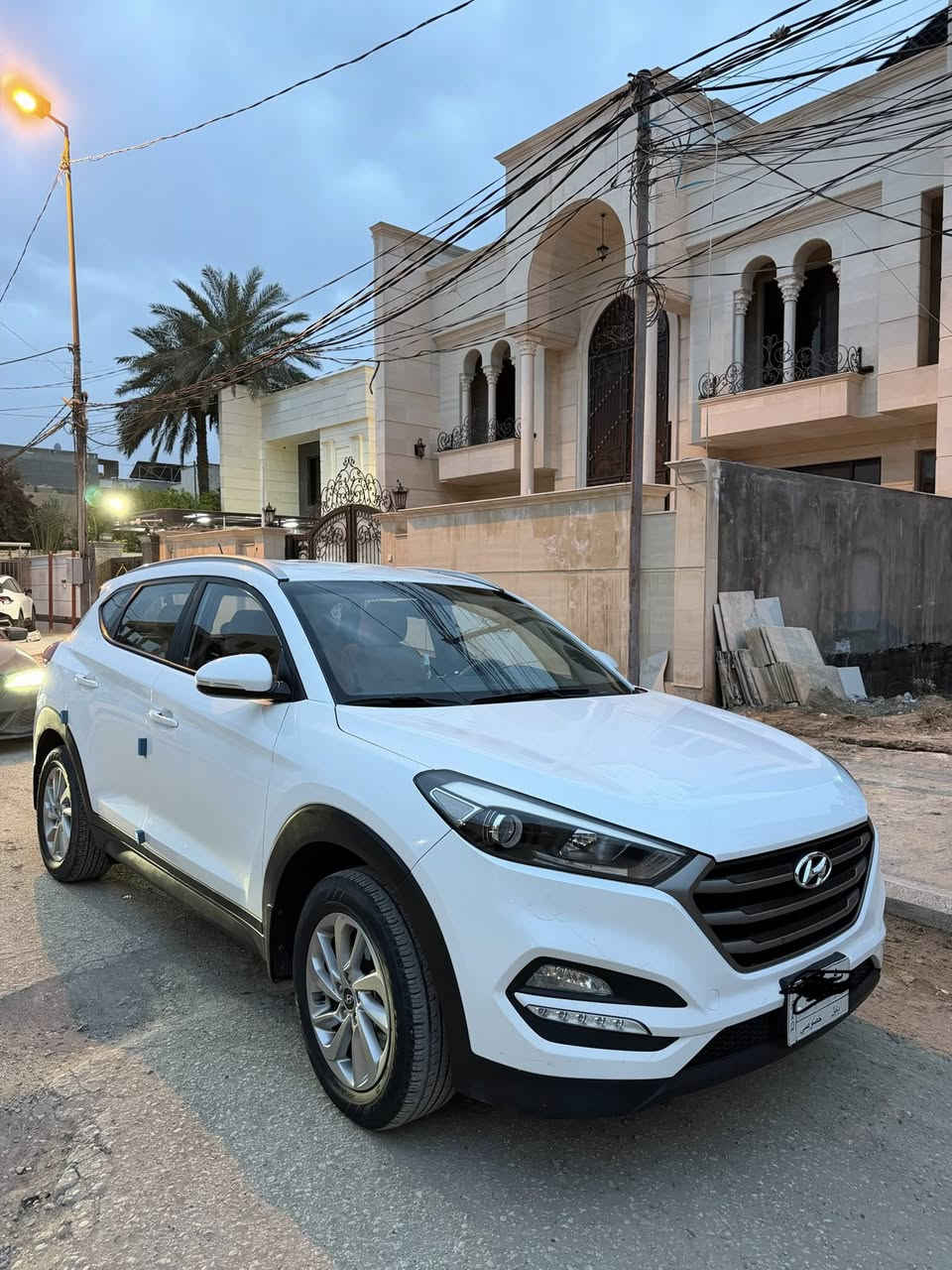 السلام عليكم 
هونداي توسان 2017 .. خليجي
المحرك 2000 / دوش 
مكفولة ... 
الواصفات :
مرايا شفط + اشارات بالمرايا 
داخل لونين(عسلي مطعم بالأسود) 
كشافات امامية + بك لايت 
لايتات LED امامي 
تحكم ستيرن 
تبريد قطعتين 
الحالة : 
حدادية امامي وخلفي جيده
السيارة نظيفة جداً واحلى من الصور 
فقط رصعه خفيفة في خشم البنيد pdr
المكان حي بابل / خلف أكاديمية الشرطة .
السعر 178$
***********
