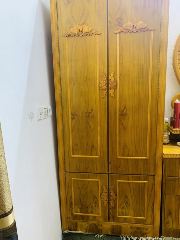 غرفه نوم كامله مكمله خشب اصلي فول ثقيل  مستعمل 5اشهر  سعر مليون وربع بي مجال لشراي رجا المايعرف بل غرف خشب لا يكسر بي وينطي سعر من كيفا تحياتي الكم هاتف ***********
