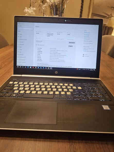 السلام عليكم  

HP ProBook 450 G5 للبيع لابتوب 
 
📌 المواصفات:
Intel Core i5-7200U (الجيل السابع)
Ram: 8GB DDR4
Intel HD Graphics 620
Camera & Fingerprint
Windows 10 أصلي

السعر 150 الف دينار 
الموقع الكرادة
للتواصل ***********

