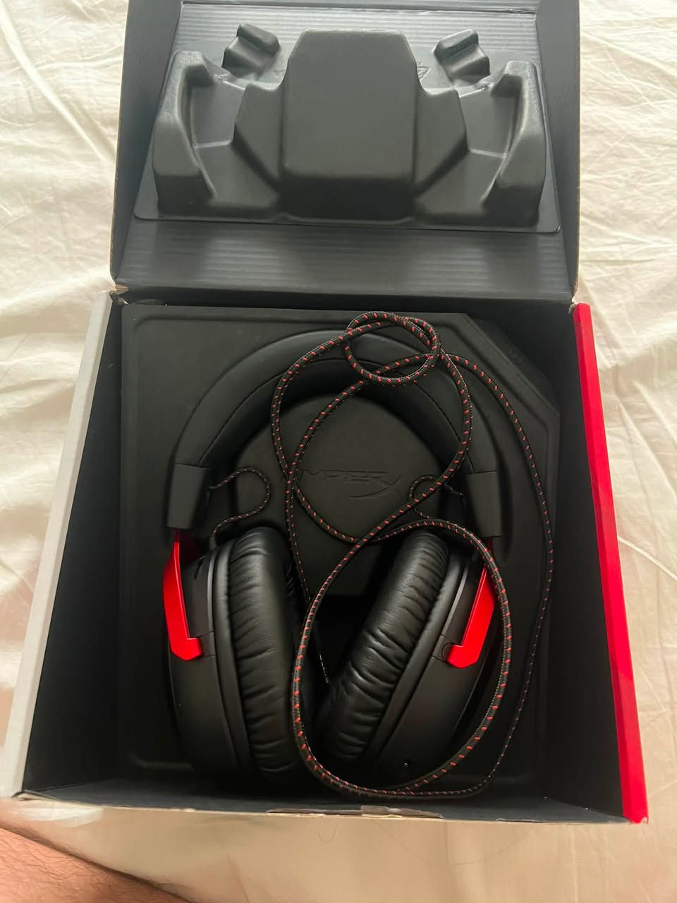 سماعة HyperX Cloud III بحالة ممتازة جدًا، النظافة 100%، استخدام خفيف جدًا وما بيها أي خدش أو عطل.

المميزات:

* صوت قوي وواضح مناسب للألعاب والأفلام والموسيقى.
* مايكروفون قابل للفصل بصوت نقي.
* راحة عالية بفضل وسائد الـ Memory Foam.
* هيكل معدني متين وعمر طويل.
* تعمل على PC / PS5 / PS4 / Xbox / Nintendo Switch / Mobile.

المرفقات:
 الكرتون الأصلي
 كيبل USB
 المايكروفون الأصلي القابل للفصل
 جميع الملحقات الأصلية

سبب البيع: عدم الحاجة إليها.

للمهتمين، يرجى التواصل على الخاص
الرقم :***********
الموقع :بغداد
السعر:٧٠ الف
لا يوجد توصيل
