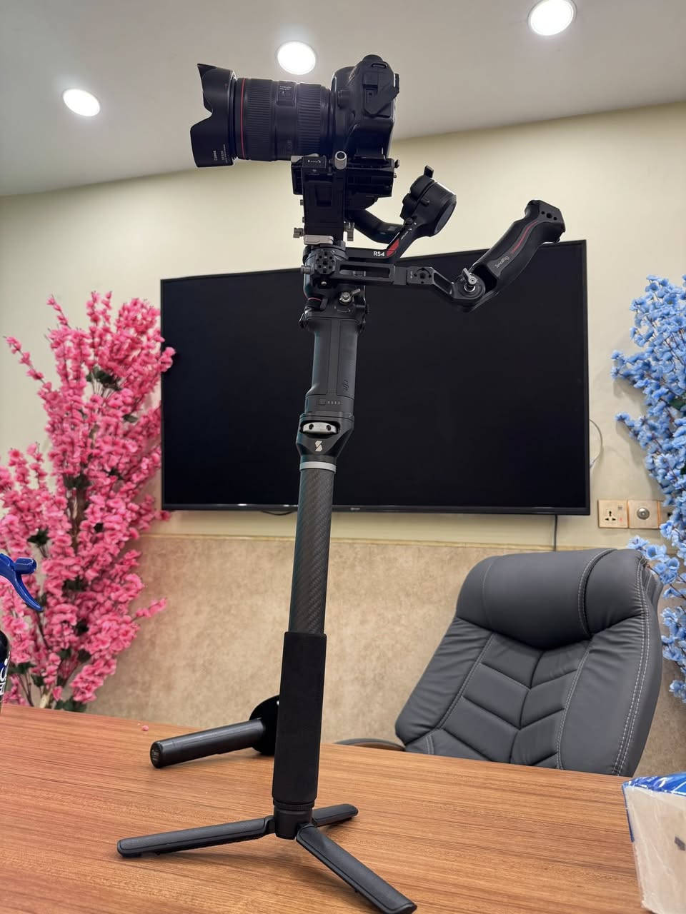 ترايبود رونن SmallRig
كاربون فايبر 
يرهم على المني
الملحقات فقط قطعة للرونن المني 
يعني مني يرهم وستندر وبرو 
يستخدم كل مجالات التصوير اهم شي المجالس والمواكب 
السعر 75 
***********
