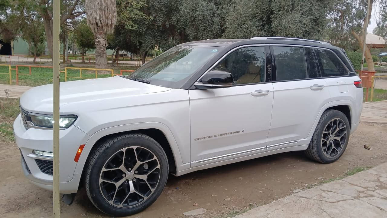 جيب كراند شيروكي موديل 2023مواصفات سومنت ماشيه 13 ألف 
وارد امريكي
امبدل بيه طابوكه
وبنيل وصفحه شاصي
السياره فول مواصفات 
مكان السياره بعقوبه
لتواصل ***********
صور الحادث بالمنشور
