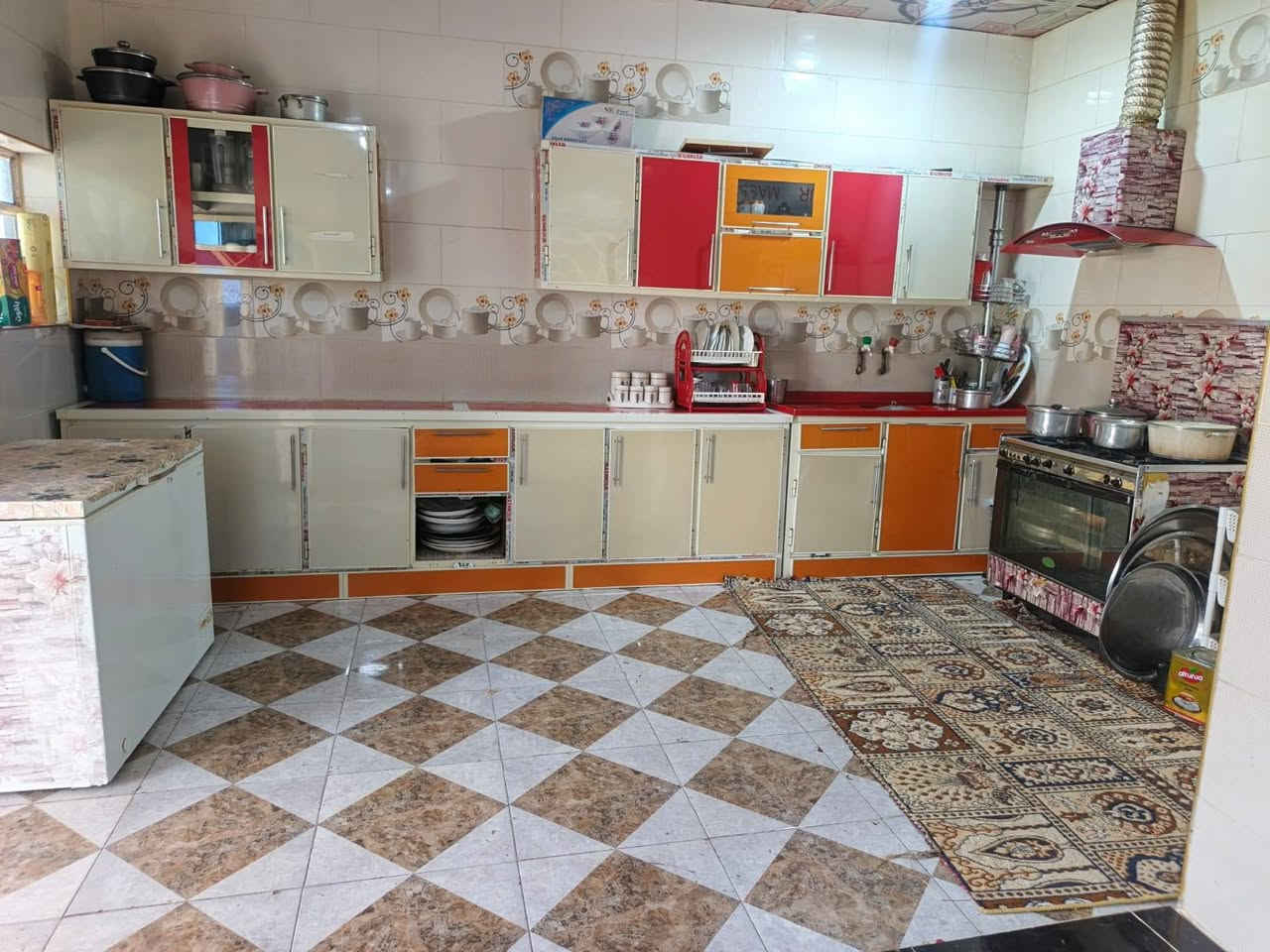 بيت للبيع في منطقة العباسيه سموم مكون من غرفتين نوم ومطبخ وصاله وديوانيه وحمامات ثنين ومساحه الكليه 1250متر للاستفسار اتصال على الرقم ***********

