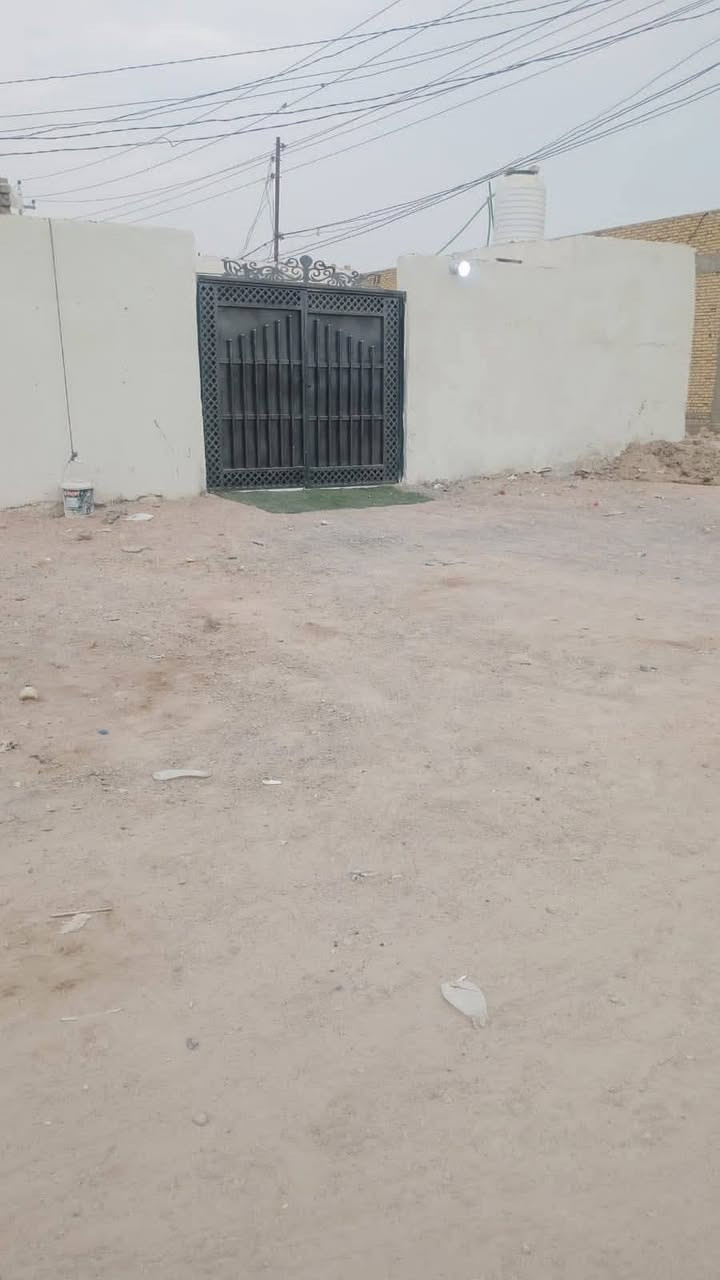 دار لبيع زراعي  خلف روف المدينه مساحته 250يحتوي عله ثنين غرف و بيتونه ودرج ومطبخ وصاله دوانيه نقصها بس سقف ***********
