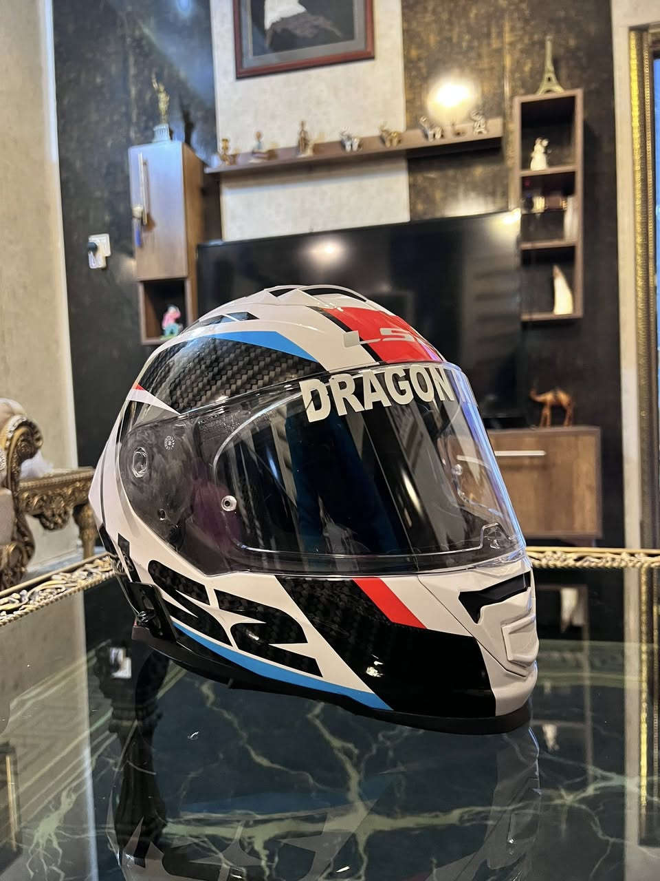 سلام عليكم 
خوذه LS2
غنيه عن التعريف 
خوذه مصنوعه من كاربون حقيقي
 والياف الزجاج 
خوذه جديده مستخدمه قليل 
سعرها 350 وبيها مجال 
توصيل موجود 
***********
