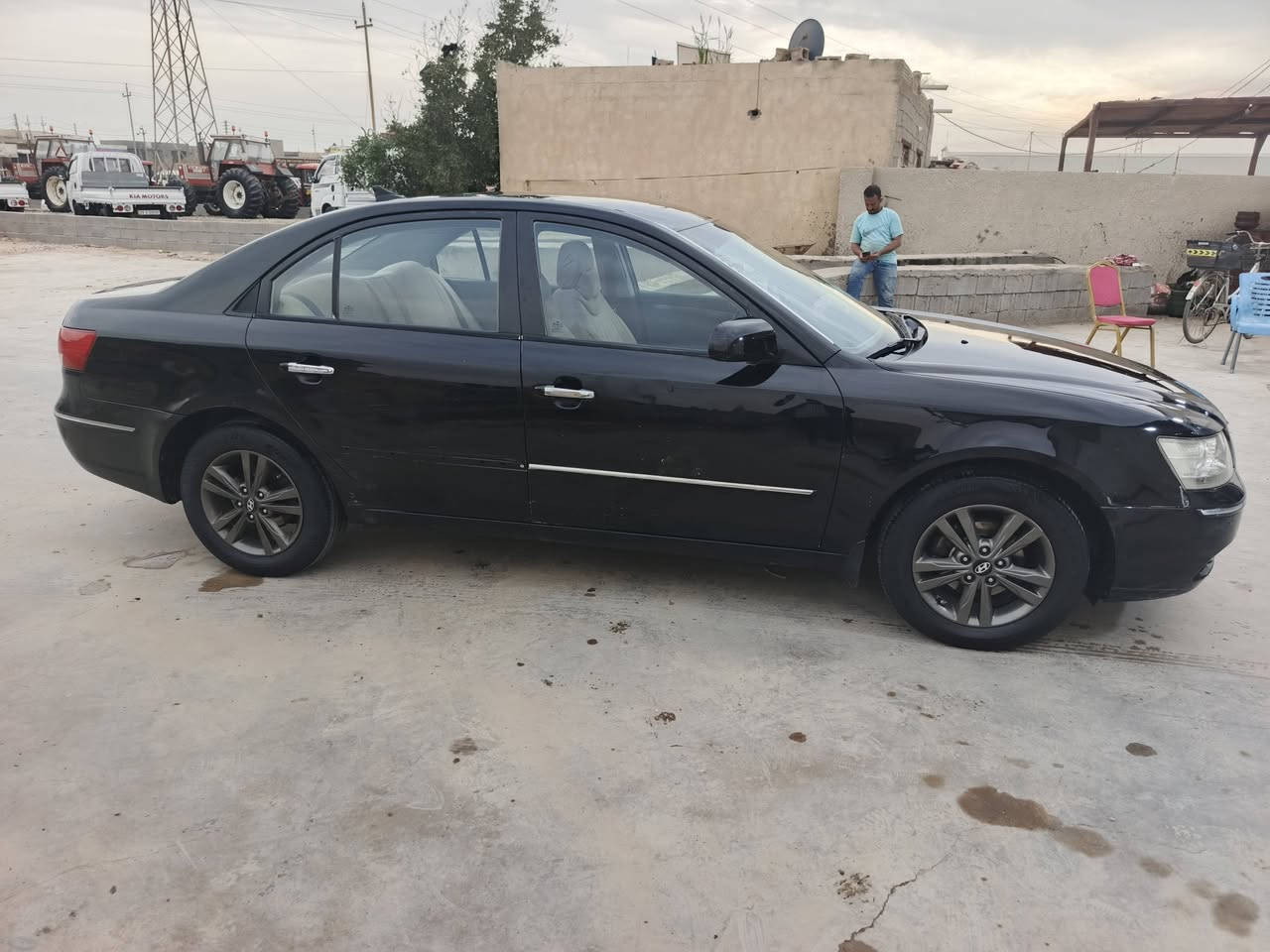 السلام عليكم...
سوناتا 2010وارد كوري السيارة رقم اربيل بسمي  تحويل مباشر محرك 2000 بحالة جيدة شاشه كبيره كاميرا ورقم اربيل سنويه نافذه السيارة بيها ثلاث قطع جاملغ وبنيد وباب السيارة مرشوشه كلير ومرتبه وكاعده خير من الله عليها غرامات400 الف
سعرها (80 ورقة) مكان السيارة واسط
 للتواصل/***********.
