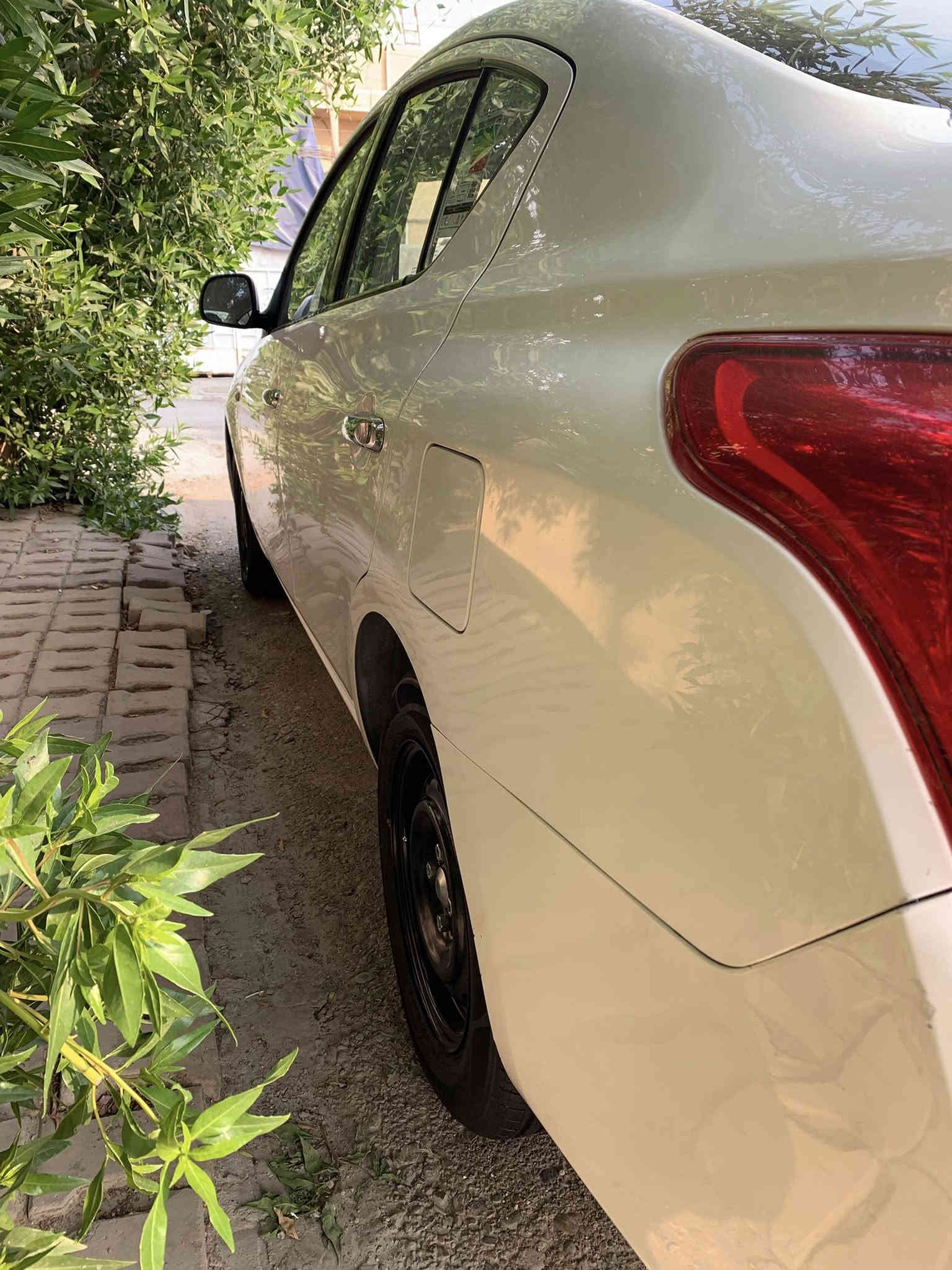 من رخصت مدير لكروب المحترم شباب السلام عليكم سني هندي موديل 20 ماشيه 54 حقيقي واستخدام شخصي بيها جاملغ والبنيد الجاملغ جهت السايق بيها خشم الشاصي شويه مسحوب  والجاملغ الخلفي بي اصبعين بارد تخم تاير البارحه شديته هوه والوياله جدد صدر جديد ارظيه جلد السياره مال جناي وربع متصرف عليها جاهزه للأخير رقم بابل بسمي السعر 110 وبيها مجال حك الجيه اي استفسار اتصال ع رقم *********** مكاني بغداد
