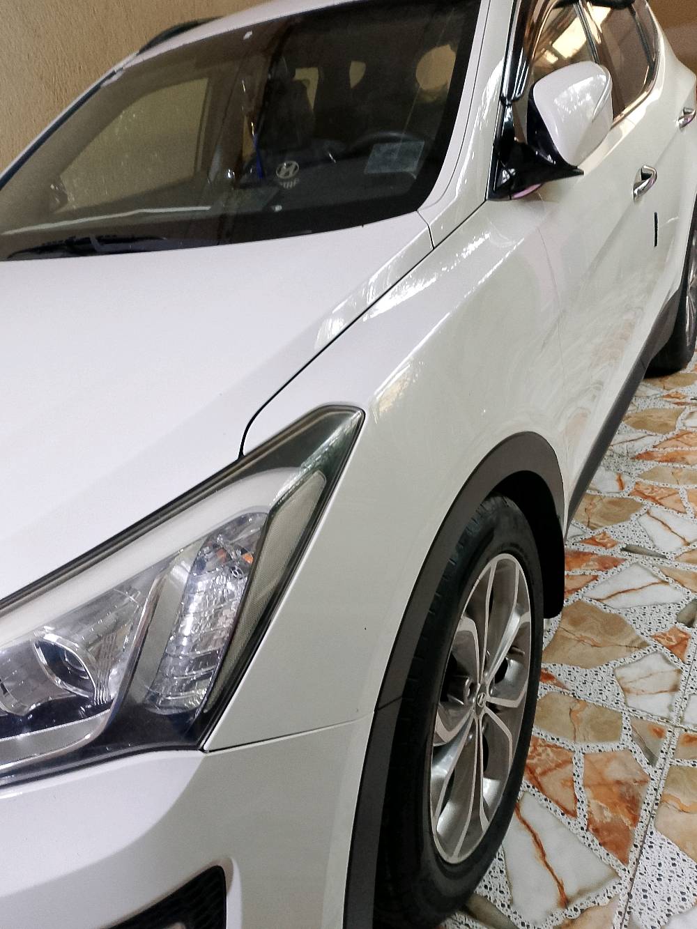 سنتافي خليجي 2013 رقم بصره باسمي سنويه ل2027 سبعه راكب تبريد 3 قطع بيه بارد بالباب عكس السايق والباقي كفاله كفاله من صدك مكينه وكير بلاد منظومة زنون عالي ناصي اصليات مو التجاري دوشمه وحداديه جديده شاشه جبيره كاميرا من الاخير سيارة شايب وعندك الحساب صار سبع سنوات جانيه نسيت شغله مكينه 4 سلندر دوش مداريه وايد وايد سبع سنوات ماماشي اكثر من 120 سرعه محد يصدك شايب بنظارات طبيه والسلام ختام 