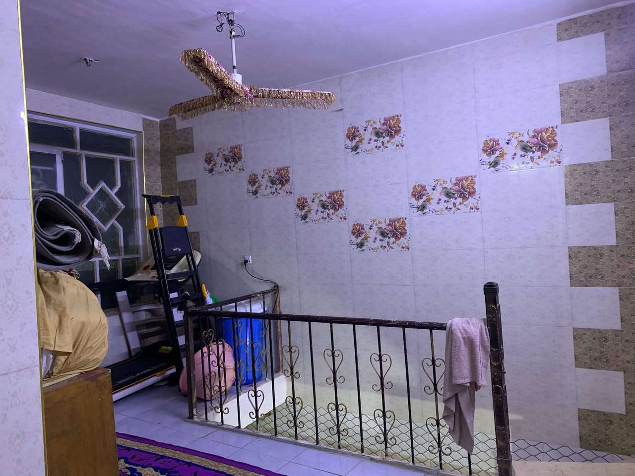 بيت ركن للبيع الزعفرانية شارع الكهرباء فرع صيدلية زينه علي 100متر مربع طابقين ونص ***********
