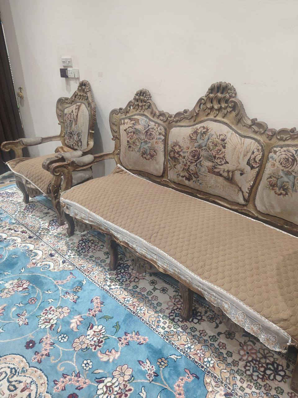 السلام عليكم 
تخم للبيع 2 كبار و 4 كراسي نضيف
السعر 300 وبيه مجال
المكان بغداد البلديات 
للاستفسار الاتصال 
***********
