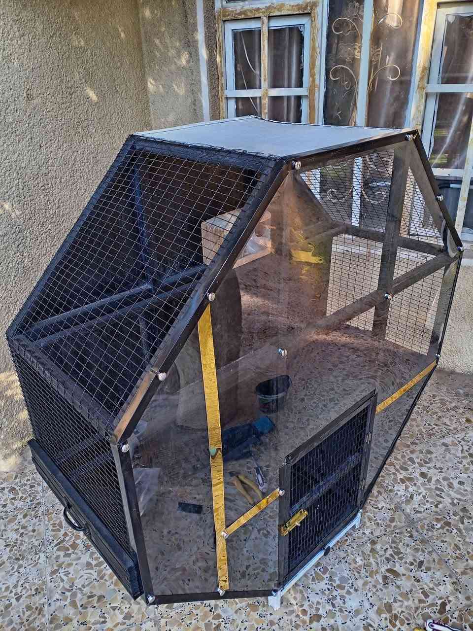 سلام عليكم
قفص بيئة للبيع الواجهة من الزجاج البلاستك غير قابل للكسر و لا يتأثر بالجو الحار..و مصنوع من الخشب و الألمنيوم 
السعر ١٠٠ الف..
و مستعدون العمل حسب الطلب..
بغداد رقم التليفون *********** 
لا يوجد توصيل..
