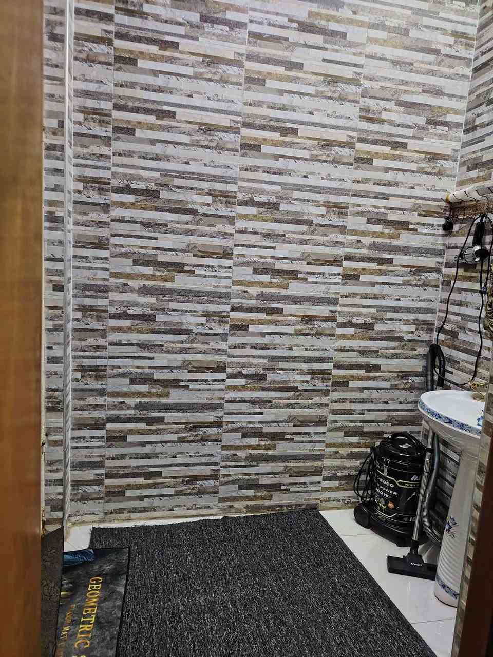 دار للبيع موقع مميز قرب الفلكه عرض الشارع ٢٠ متر مساحه ٢٥٠ متر طابو صرف 
غرفتين صاله براني مطبخ مجمع صحيات خارجيه وداخليه حديقه خارجيه وداخليه 
فرع الكصاب الركن رابع بيت عن الشارع الرئيسي طريق سومر دغاره كلش قريب عل فلكه للاستفسار *********** ابو عباس
