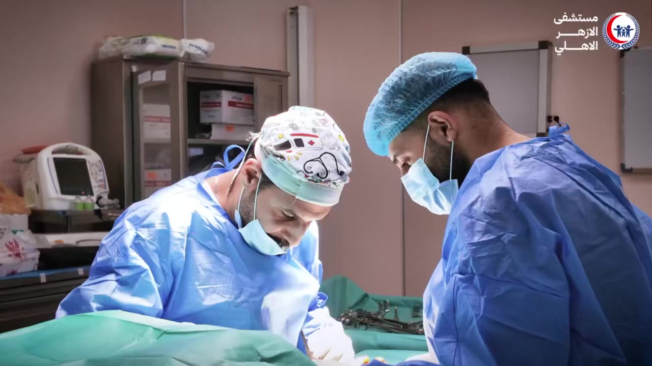 🔴 إجراء عملية جراحية ناجحة لكسر مضاعف في عظمي الزند والكعبرة لشاب بعمر 14 عاماً ..

أجرى الدكتور بلال صالح مهدي الوائلي - أخصائي جراحة العظام والكسور والمفاصل، وبتواجد الطاقم الطبي المساعد له، عملية جراحية لمعالجة كسر مضاعف في عظمي الزند والكعبرة (الساعد) لفتى يبلغ من العمر 14 عاماً.

ولله الحمد، تكللت العملية بالنجاح، حيث تماثل المريض للاستقرار وغادر المستشفى إلى منزله لاستكمال مرحلة العلاج والتأهيل ..

مستشفى الأزهر الأهلي 🏥 بخطى ثابتة نحو عمل مُتقن .

العنوان / ذي قار ⬅️ الناصرية ⬅️ صوب الشامية تقاطع الازدهار قرب معهد الصحة العالي ..

هواتف المستشفى 📞 ***********  ***********
.
