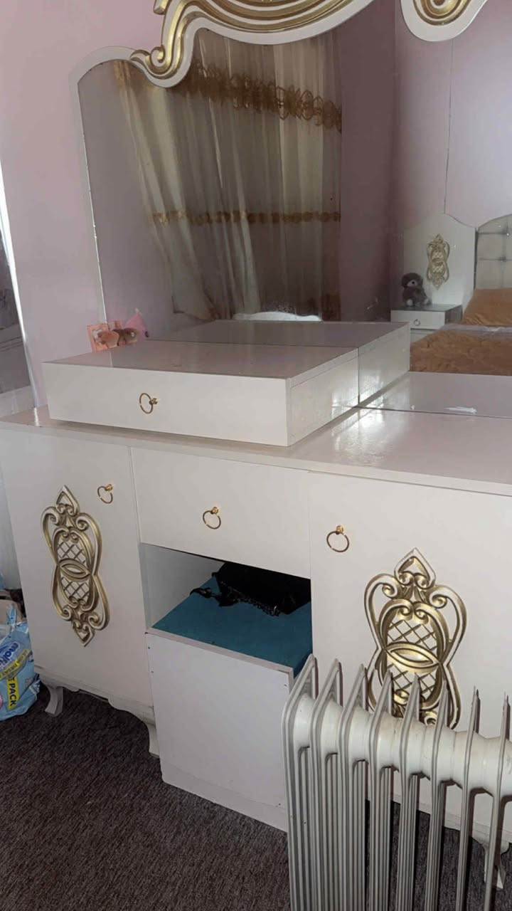 غرفة نوم تركي 8 قطع مكان حمدانية سعر 600 الف
***********
