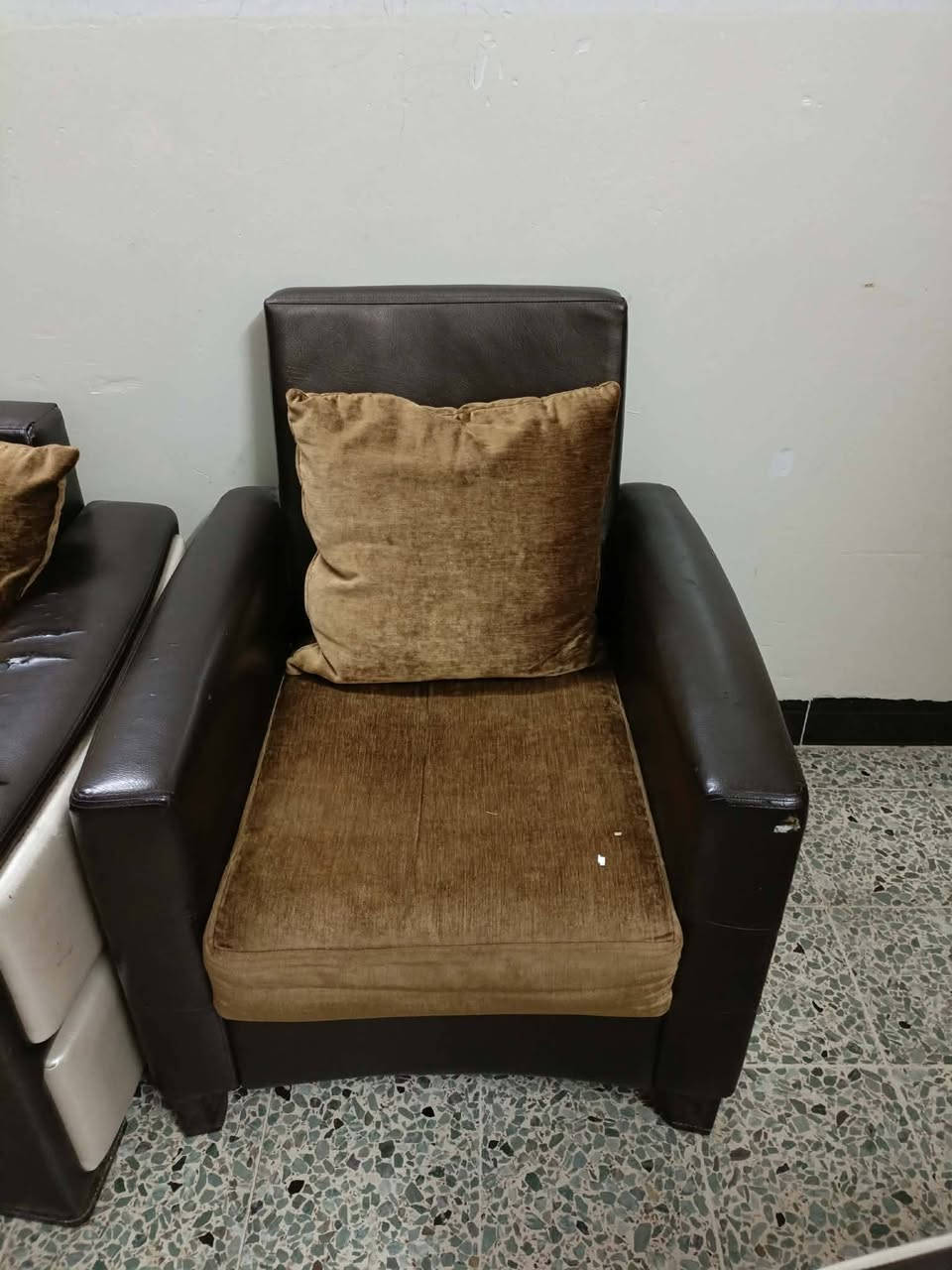 للبيع
طخم قنفات 5قطع

ويصير سرسر  

سعر 170وبي مجال


**إذا كنت صاحب هذا الإعلان وتريد حذفه لأي سبب، رجاءا أرسل رسالة إلى الدعم الفني**