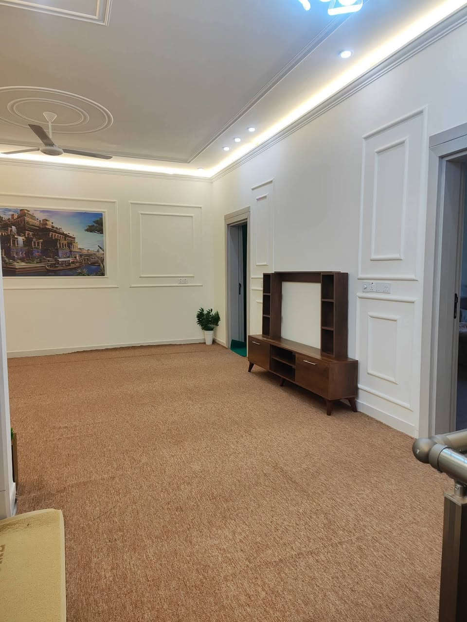 واسعد الله اوقاتكم بكل خير احبتي *********** ابو يوسف
يتوفر دارين سكن كل دار طابقين للبيع 

نفس المساحه ونفس الترتيب ونفس السعر 
واحد ركن والثاني بصف الركن
مع الاثاث بلكامل 
#البناء طابوگ والارضيه رفت الشغل درجه اولى واشراف هندسي وبخراطه مميزه 

#مساحة كل بيت 100 متر مربع 
على شارع تبليط

نوع العقار طابو زراعي عراقي 
سند ٢٥ ول مالك عراقي تتكاتب ويا ابوالطابو مباشرتا

يتكون الطابق الاول من غرف نوم عدد 1
استقبال 
صاله
مطبخ 
 مجمع صحيات داخليه وخارجيه 

الطابق الثاني يحتوي على 
غرف منام 2
صاله 
صحيات
سطح 
البيت كامل من جميع الملحقاته 
بناء جديد 2025

العنوان البصرة قضاء ابي الخصيب قرب سوق ابي الخصيب الرأيسي 

السعر 140 وبي مجال
فارق جاهز للسكن 
للاستفسار لاتصال ***********
