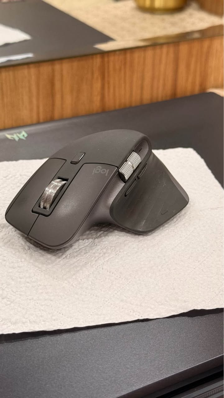 اخوان حاسبة للبيع استخدام شهر واحد 
النضافة 9.5
اقرة المنشور كله يلا تعلق رحمة الوالديكم 
وسوك كلشي بي 

⚙️ المواصفات
* المعالج: Intel Core i7-13700HX (16 نواة و 20 مسار أداء).
* كرت الشاشة: NVIDIA GeForce RTX 4060 (بسعة 8G ) وباستطاعة قصوى تصل إلى (140W )لأداء خرافي.
* الذاكرة العشوائية: (16 جيجابايت) من نوع DDR5 بسرعة 4800 ميجاهرتز.
* التخزين: مساحة هائلة وسريعة من نوع (1TB SSD ) من الجيل الرابع (M.2 Gen4).
🖥️ مواصفات شاشة :
* مقاس 18.4 بوصة من نوع IPS.
* دقة WUXGA.
* معدل تحديث 165 هرتز لحركة سلسة وخالية من التشويش.
* تغطية 100% من ألوان sRGB لألوان دقيقة ونابضة بالحياة.
💯 تفاصيل أخرى:
* الجهاز مستخدمه لفتره قصيرة .
* مزود بنظام Windows 11 .

⚙️الملحقات مع اللابتوب 

* شاحن أصلي مو ترهيم من شركة النبع بقوة (330W) يعني ٤٥ دقيقة حاسبة توصل ١٠٠٪؜
سعرة ١٢٥ الف 

* ماوس Logi MX Master 3 مع حقيبته سعرة ١٥٠ الف من شركة النبع 

* حقيبة ظهر خاصة باللابتوب السعر (٢٠) الف 

* كيبورد  ميكانيك RGB من شركة AJAZZ سعرة 100 الف .
* بادة ماوس أيضاً مع الحاسبة 

🔴سعرها مليونين مع الملحقات 

بغداد/مدينة الصدر/ الاورفلي

📞 للاستفسار، تواصل معنا على  الرقم :[***********] 
او على واتساب بغداد, العراق
