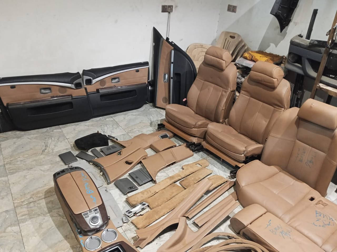 السلام عليكم 
غرفة باخره كاملة من الدشبول للدشبول باب طويل 
بيجي بدون تنته وأرضية 
العنوان حله حي الصناعي شارع العام شركة المركزي علي يوسف 
***********
