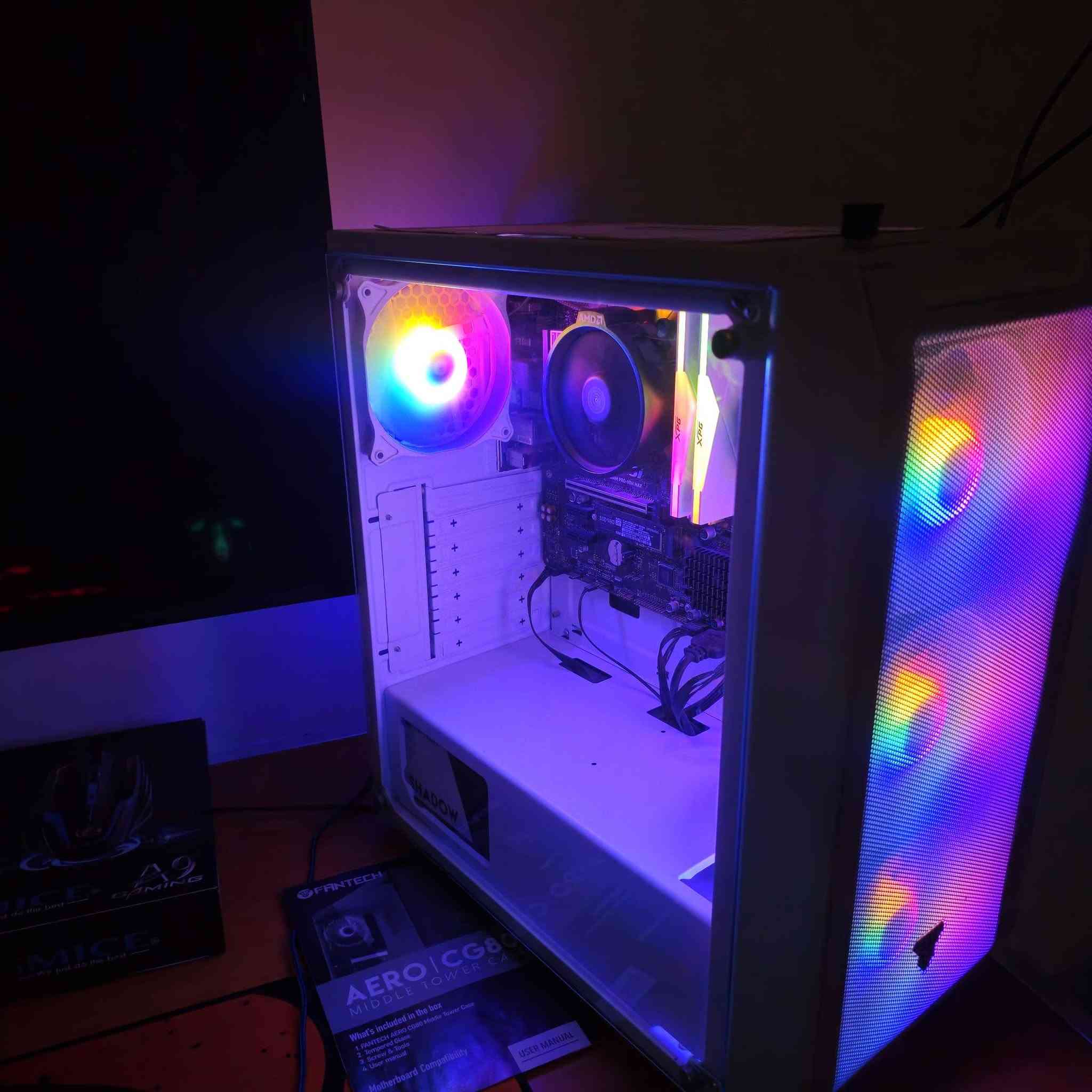 تجميعة / كمبيوتر ألعاب / حاسبة / Gaming PC
بسعر⬇️ما تحصله بكل مكان لأن مستعجل..

التجميعة نظيفة جدًا، جاهز للاستخدام مباشرة. مناسب للألعاب الخفيفة والمتوسطة، الدراسة، التصميم، الاستخدام اليومي، والعمل.

🛡 ضمان شامل على جميع القطع 
📦 العلب الأصلية متوفرة

🖥️ المواصفات:
• المعالج (CPU): AMD Ryzen 5 PRO 3350G بتردد 3.60GHz مع كرت شاشة مدمج Radeon Vega 11

• المذربورد (Motherboard): MSI B450M PRO-VDH MAX

• الرام (RAM):XPG RGB White DDR4 16GB (2×8) بتردد 3200MHz

• التخزين (SSD): Samsung 980 NVMe M.2 سعة 500GB سرعة تصل إلى 3500MB/s ⚡

• الكيس (Case): Fantech White مع 4 مراوح RGB

• مزود الطاقة (Power Supply): Fantech Shadow 750M قدرة 750W يعني حتى تطور القطع و يزيد!

⌨️ الملحقات:
1/ كيبورد RGB من Redragon (فول سايز) 
2/ ماوس RGB من A9 مع أزرار جانبية 
3/ ماوس باد كبير من SteelSeries 
4/ سماعة محيطية من GX

💿 النظام: Windows 11 Pro مثبت وجاهز
📦 جميع العلب الأصلية موجودة
🎥 قبل الشراء: إرسال فيديوهات فحص وتجربة لجميع القطع قبل الاستلام.

💰 السعر: 480 ألف د.ع للكيس
💰و 30 ألف د.ع للملحقات كيبورد ماوس و غيرها..

*اخوان الي ما يعرف قيمة القطع لا يكسر سعره 
تعرفون رامات XPG البيضاء غالية و البورسبلاي كبيرة 750W يعني حتى تطور قطع و يبقى زيادة منها 
بالنسبة للملحقات فقط الكيبورد سعره بالسوق 50 الى 70 الف و اني ابيع اربع ملحقات بسعر 30 فقط !
سبب البيع محتاج فلوس مطلوب و مستعجل على البيعة🤍

🚚 متوفر توصيل لجميع المحافظات
📍 الموقع: النجف
📞 راسلني واتساب ***********
