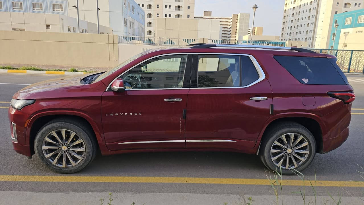 🚗 للبيع: شفروليه ترافرس 2022 (فئة بريمير - Premier)
حادث خلفي بسيط بارد فقط
المواصفات الميكانيكية والأداء:
 * المحرك: 6 سلندر (V6) بسعة 3.6 لتر.
 * القوة حصانية: 310 حصان.
 * ناقل الحركة: أوتوماتيك من 9 سرعات
المواصفات الخارجية:
 * الإضاءة: LED بالكامل (أمامي وخلفي) مع ميزة التحكم التلقائي في الضوء العالي.
 * العجلات: ويل ألمنيوم قياس 20 إنش بتصميم بريمير الخاص.
 * الباب الخلفي: كهربائي يعمل بحساس القدم (فتح بدون يدين).
 * الكروم: لمسات كروم مميزة على الشبك والمقابض تعكس فخامة الفئة.
المقصورة والراحة (من الداخل):
 * المقاعد: جلد فاخر، 7 ركاب (كراسي ملكية "Captain Chairs" في الصف الثاني).
 * التبريد والتدفئة: تدفئة وتبريد للمقاعد الأمامية + تدفئة للمقاعد الخلفية وعجلة القيادة.
 * النظام الصوتي: نظام Bose الفاخر بـ 10 مكبرات 
صوت.
 * التكنولوجيا: شاشة معلومات ترفيهية 8 إنش تدعم Apple CarPlay و Android Auto (لاسلكياً).
شحن لاسلكي
بلوتوث

 * السقف: فتحة سقف بانورامية مزدوجة (SkyScape).
أنظمة السلامة والأمان:
 * نظام الكاميرا المحيطية 360 درجة (رؤية عالية الدقة).
 * نظام تنبيه التصادم الأمامي والفرملة التلقائية.
 * تنبيه النقاط العمياء والمساعدة في البقاء على المسار.
 * مرآة الرؤية الخلفية بكاميرا مدمجة.
 * المسافة المقطوعة (الماشية):77,000الف كيلومتر؟

مرقمه وجاهزه وباسمي 
صور الحادث بالمنشور
فحص وسونار كامل بالمنشور
بدون صبغ بارد قليل
بدون تبديل
 بدون ايرباك 
***********
واتساب لارسال كافة التفاصيل
السعر 31,500
