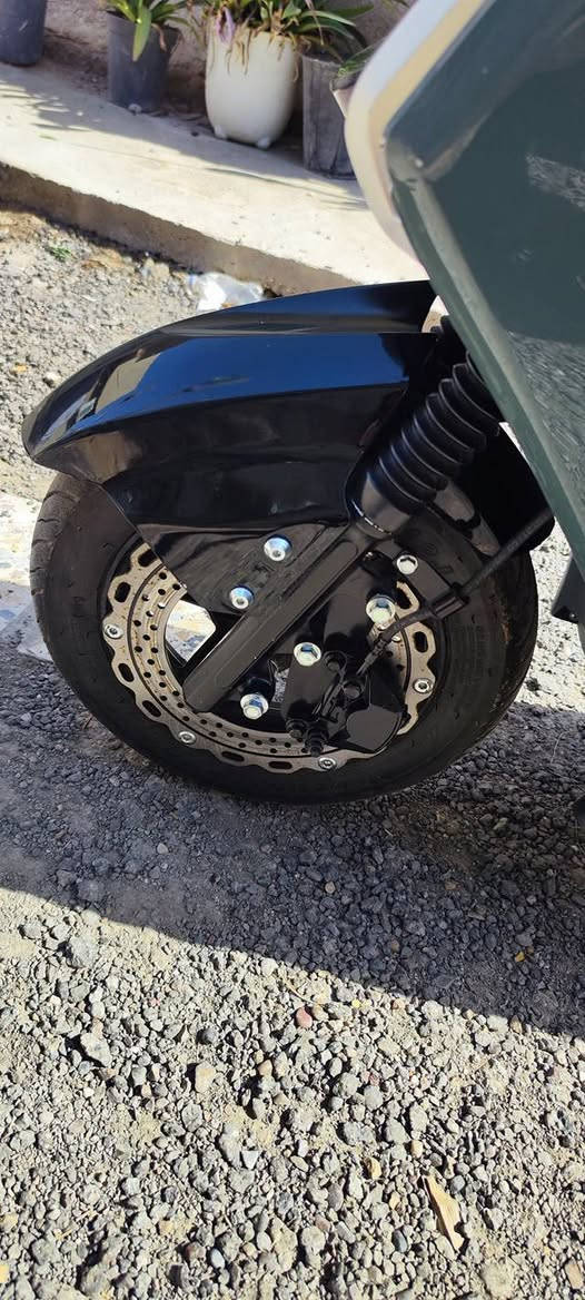 KOOGAR 
السلام عليكم 
دراجه شحن KOOGAR 
6 بطاريات
بيها 3 مستويات من السرعه 
بطاريات بحاله ممتازه 
سرعه الحقيقه 77الى 80
دراجه جديده جدا 
مكاني بغداد قرب مرور تاجيات 
السعر 700 وبي مجال 
رقم ***********
