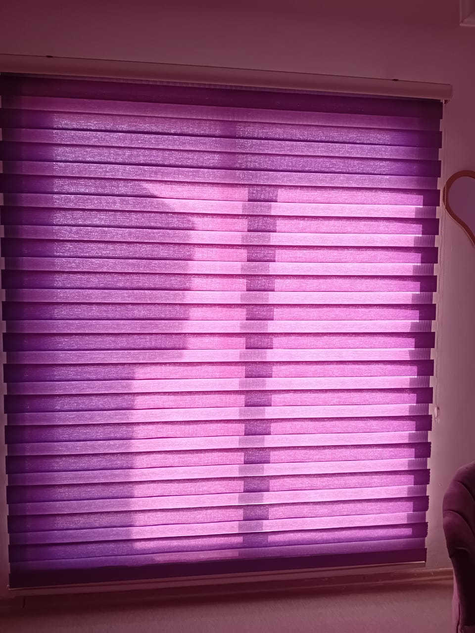 للبيع :   
ستائرتان 
الطول: 2 متر و نص
العرض: 2 متر
 لون : بنفسجي
ما بيهم اي عيب و هن جداد
السعر 50 الف
عنوان: اربيل ، شارع 150
للطلب راسلوني في واتساب او فايبر ***********
