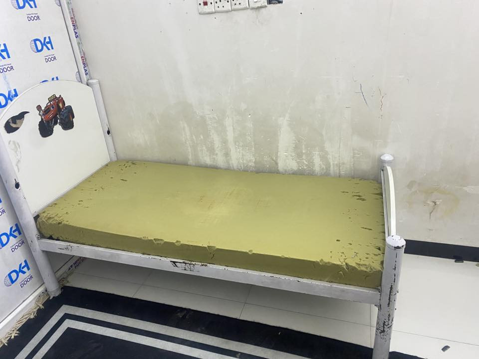 ميز تعليق وارضي مال شاشه السعر 250  تفصال عراقي يعني مو جاهز اسره عدد اثنين هن والدواشك ب 50 ميز طعام ويه كراسيه بس ارجل الكراسي فقط يرادلهم لحيم ب50 مكاني الروضتين ***********
