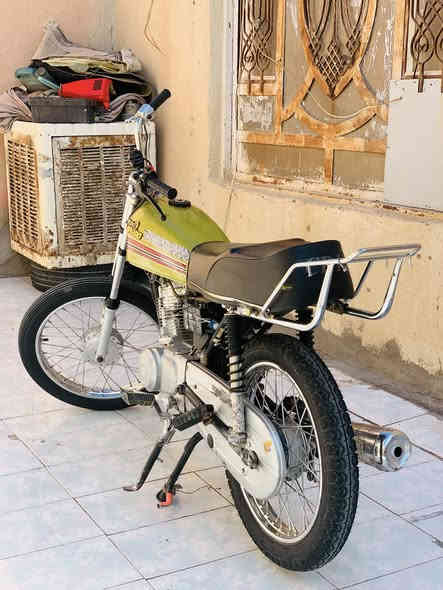 السلام عليكم شباب 
دراجه للبيع تعمير 25 مكينه 22 لا تبخير ولا تنقيص كلك كلك كهربائيات كله شغاله لايت هورن باتري جوزه توني شادهن السعر 375 وبيه مجال قليل المو شراي لا يراسل
المكان الفهود تقاطع سيد يوشع للاتصال ***********.
