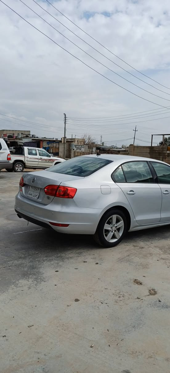 جیتا مۆدیل   2014
***********
گێڕ تۆماتیکت
مواسەفات خلیجی
گێڕو مەکینە بەشەرت نەکرایتەوە
بێ بۆیاخ بێ لێدران 
سەنەوی تازە بەسەر چوە
یەک دەستە  لەشەریکەوە 
هەموو گیانی بەشەرت كويسينجاك, أربيل
