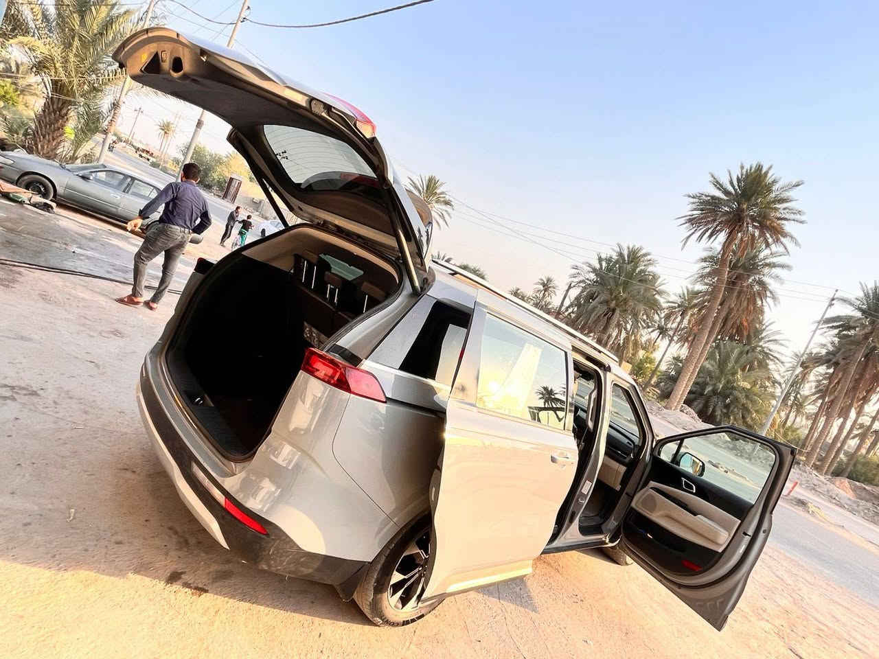 السلام عليكم متوفر كيا كرنفال  للبيع فقط بدون  مراوس موديل 2024 لون اسمنتي ماشيه 47 الف ميل ضررها بابين جهة السائق مبدل نفس الون بدون قطرة صبغ السعر 275 ورقة وبيها مجال  عنوان السيارة ديوانية قضاء الشامية رقم صاحب المنشور ***********
