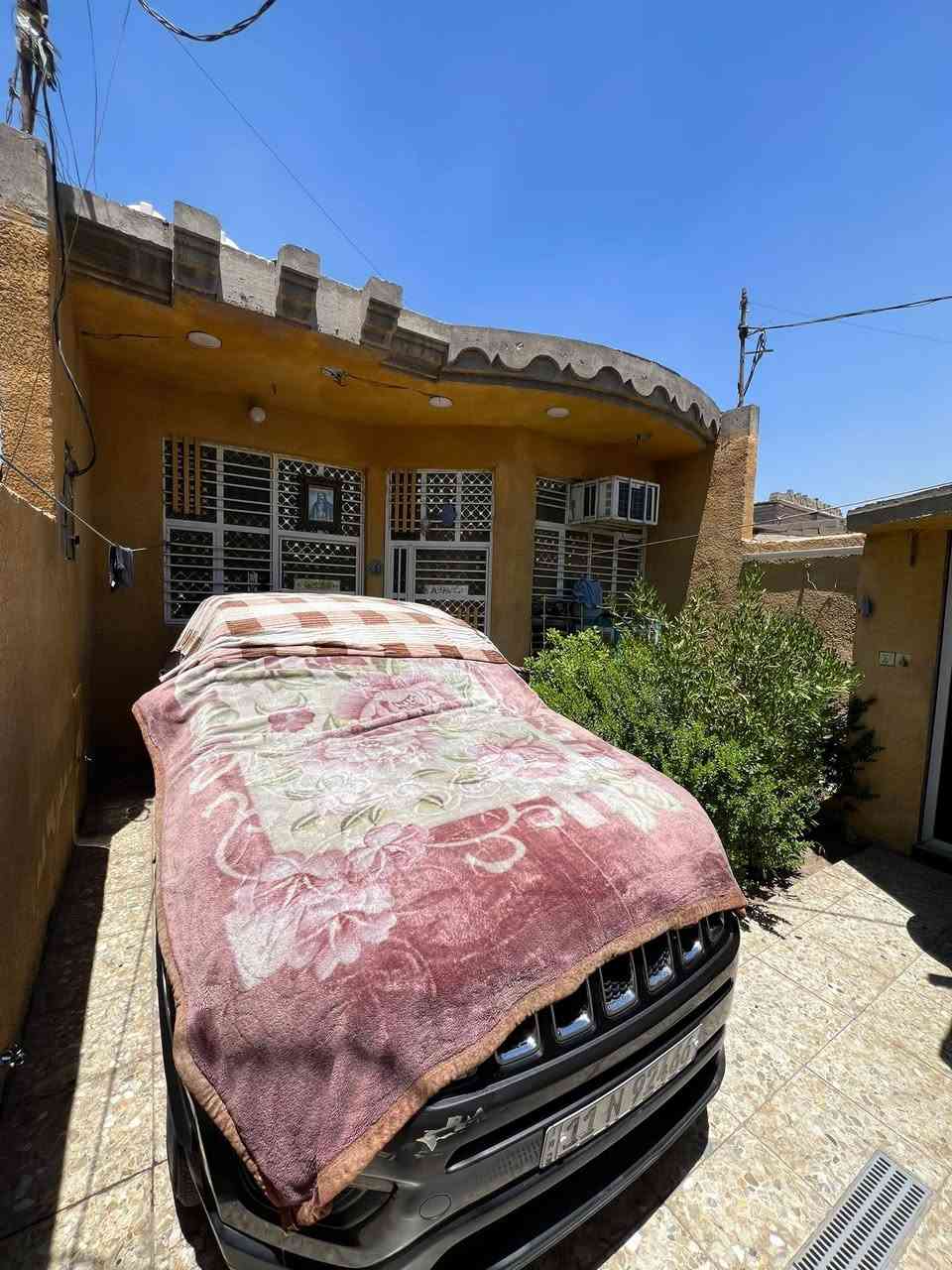 سلام عليكم بيت البيع مساحته ١٣٠ متر واجهه ٧ ونص البيت نضيف مكاني بغداد فلكت حي النصر اول شارع على اليمين اي استفسار هاذه رقمي  ***********
