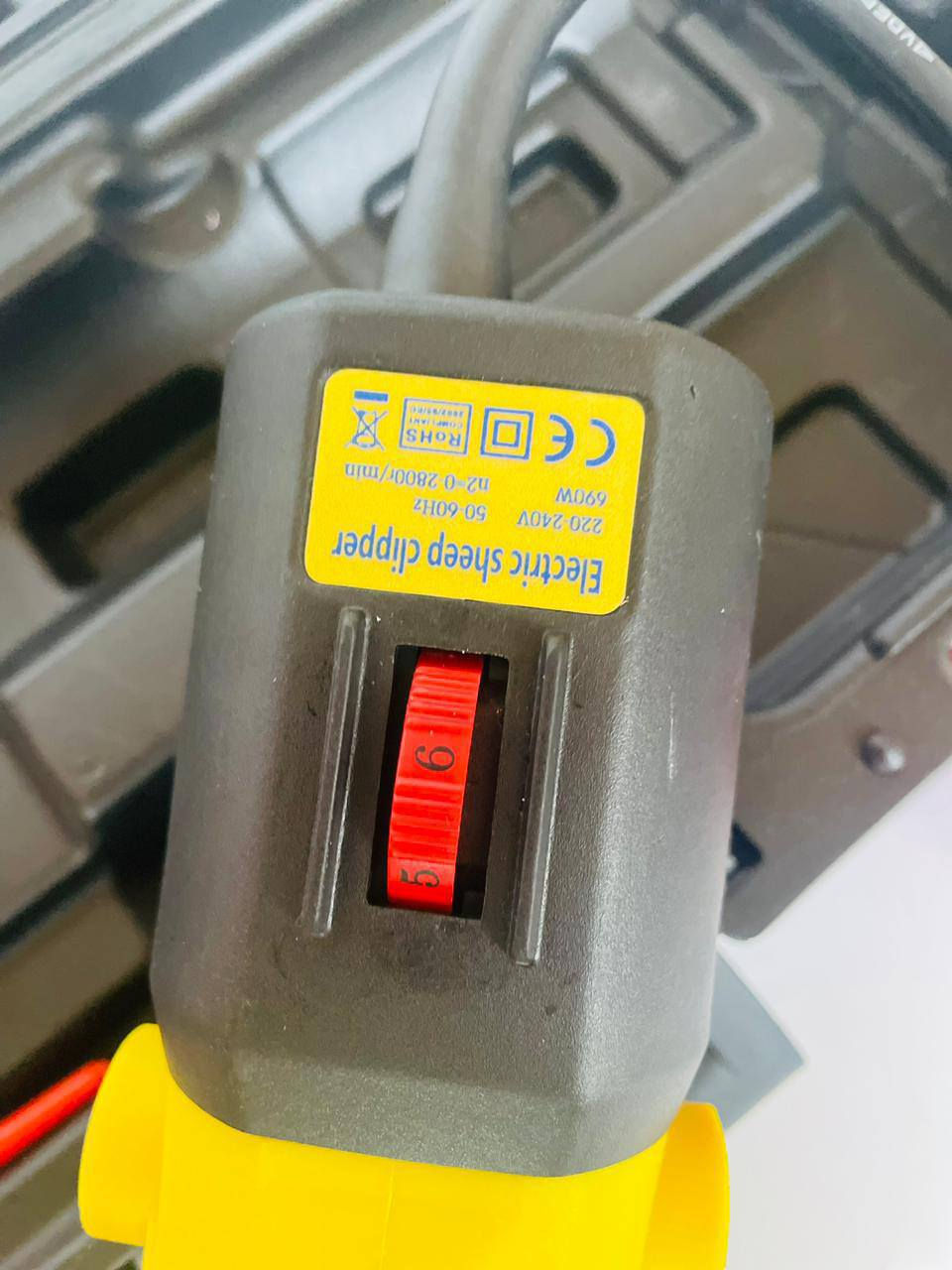 ماكنة جز صوف من ماركة LEX 
القوة (الواط): 690 واط (وهي قوة جيدة جداً لقص الصوف الكثيف).
​الجهد الكهربائي: تعمل على 220 - 240 فولت (كهرباء البيت العادية).
​التردد: 50 - 60 هيرتز.
​السرعة: قابلة للتعديل وتصل إلى 2800 دورة في الدقيقة (r/min).
​التحكم بالسرعة: تحتوي على عجلة (ترقيم من 1 إلى 6) للتحكم بالسرعة حسب نوع الصوف وحساسية المنطقة التي تقصها.


**إذا كنت صاحب هذا الإعلان وتريد حذفه لأي سبب، رجاءا أرسل رسالة إلى الدعم الفني**