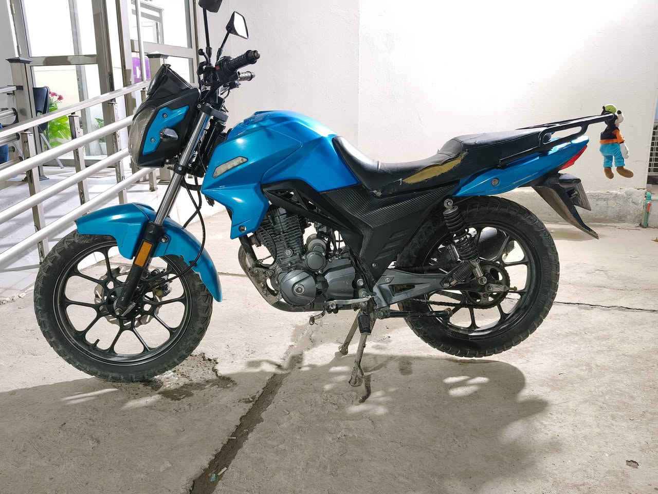 السلام عليكم
KEEWAY RK 150cc
موديل 22 مرقم بغداد 
ممشاها قليل (41 الف كيلو)
لون سمائي 
مكفولة من التنقيص و التبخير و النضوح 
كلجات و زنجيل و دشلي زنجيل و قمجي كلج و كيلو متر جدد
مبدل بيها شجرة كير فقط 
سعر 1950 و بيها مجال بسيط
مكان بغداد الشعلة 
ه‍:***********
ه‍:***********
