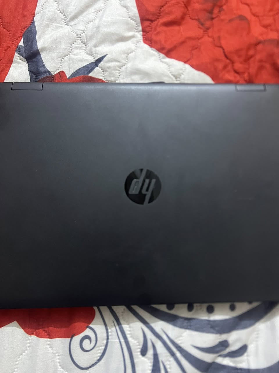 حاسبه hb 

معالج كور اي 5 الجيل السادس
Ram 16g
هارد 256 
كارت شاشه داخلي 
كرت شاشه خارجي 2
Amd radeon r7 m365x 

شغاله 100%
سعرها 350 وبيها مجال 
للتواصل ***********
