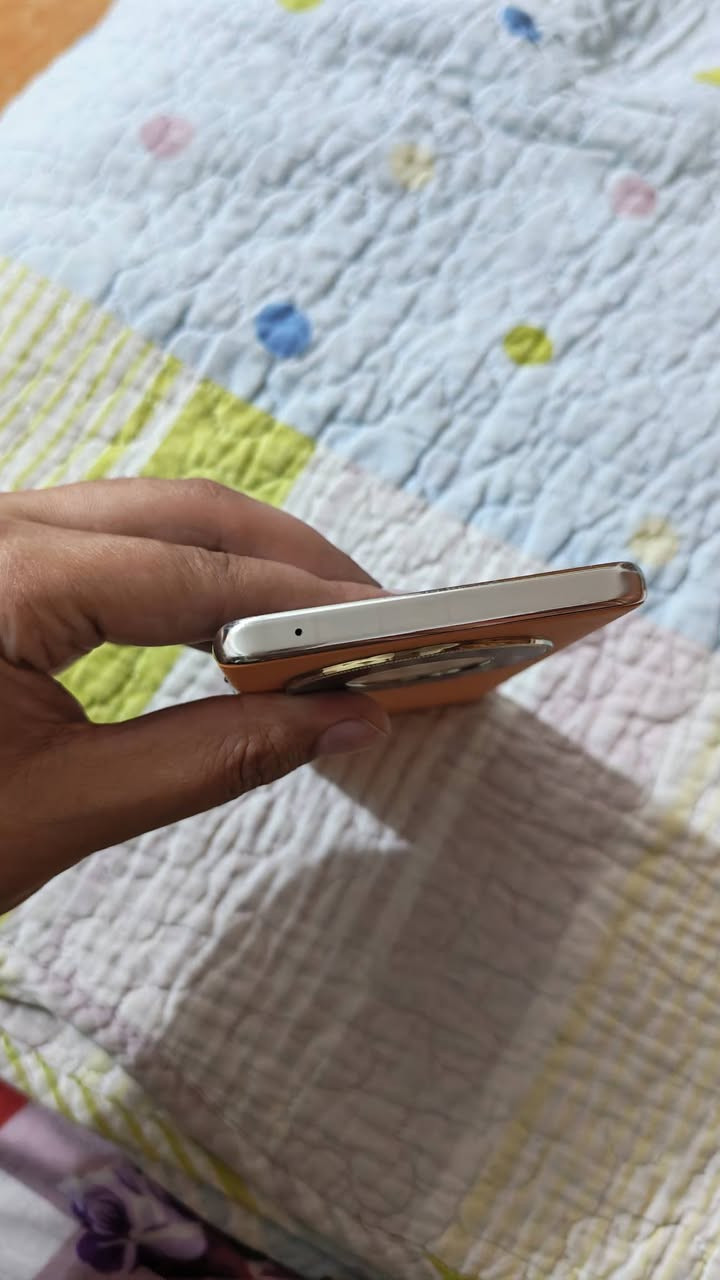 السلام عليكم شباب جهاز( honor x9b) ذاكره (256/12 )جهاز جدا نظيف مثل ما موضح بالصوره مع ملحقاته الكامله كارتونه وشاحنه سعره (225) الف وبيه مجال شباب هذا رقمي (***********) اليحب يتواصل ويايه اني بالخدمة مكاني (الكاظميه)

