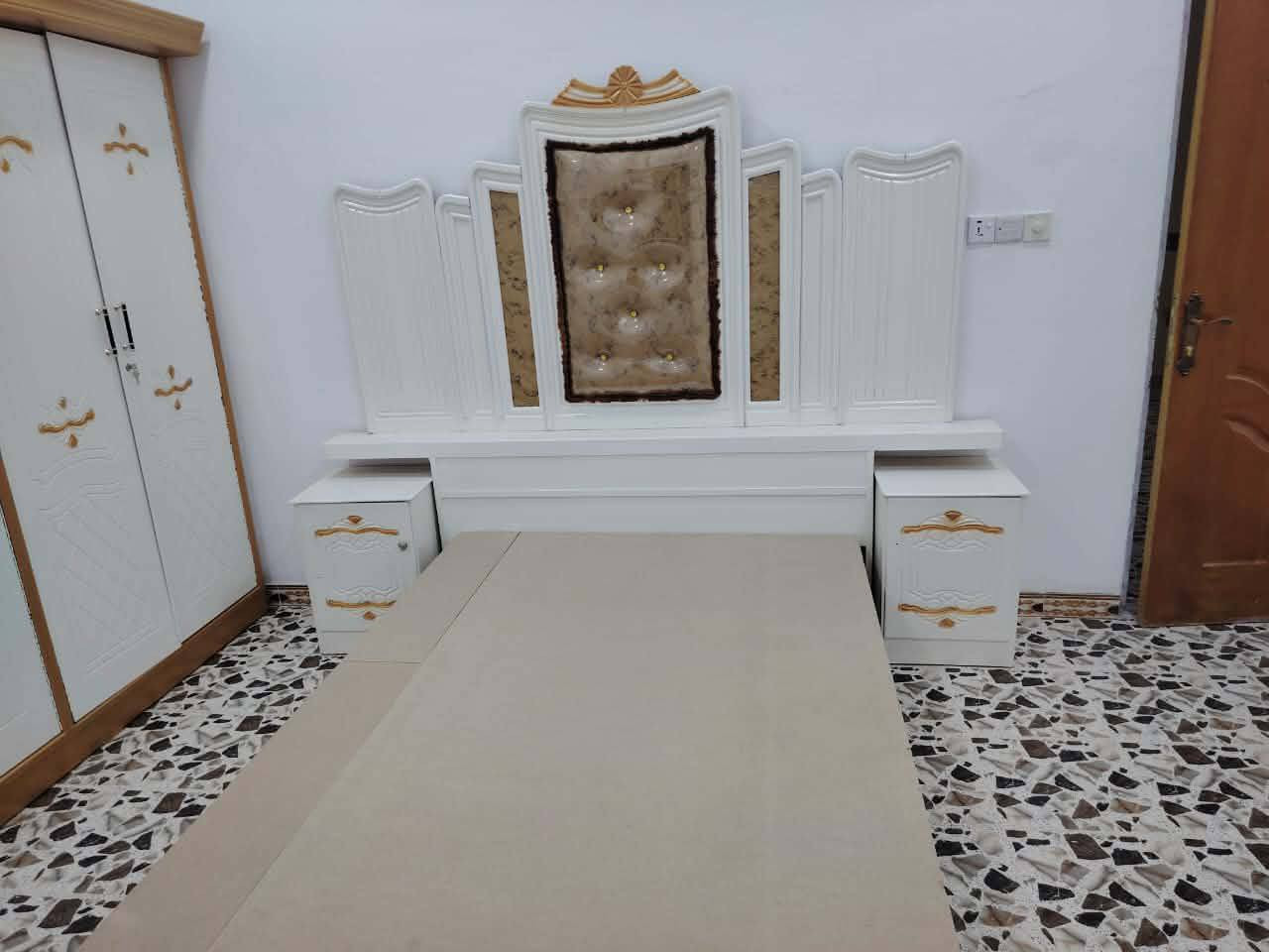 غرفه نوم عراقي مستعمله شهر فقط
ميز +جربايه+مرايه 
ب850 وبيها مجال 
مكاني رميثه ***********
