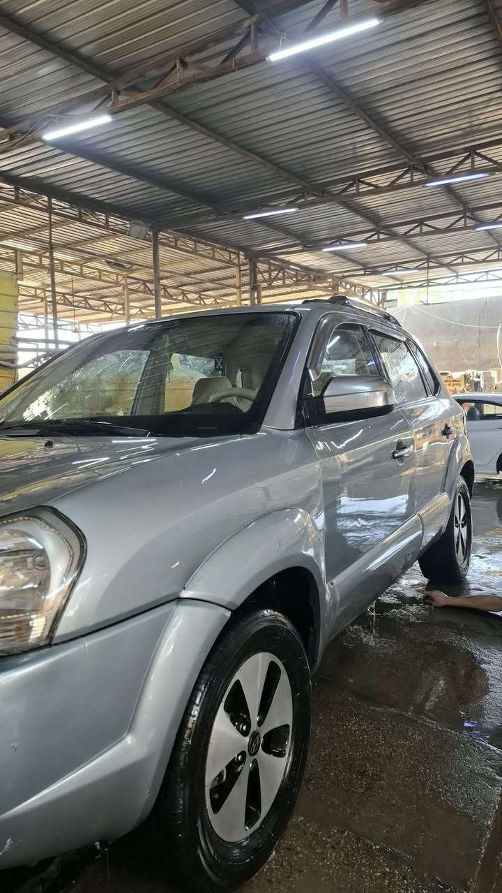 مرخصة الادمن
توسان ٢٠٠٧ خليجية رقم بغداد تحويل مباشر
مكينة ٢٠٠٠ دوش حاوية شرط ترايك وين ميعجبك كير كفالة 
ضرره ضربة ستوتا باب السائق ودوسة يعني نفس الباب مامبدله 
تدفئة تبريد شغال
تخم تاير
حدادية ٨٠ % 
بيه بارد موضح بالصور جدآ قليل 
ملاحظة / السيارة على ايدي وخير من الله الله شاهد مستعجل على بيعته لظروف والشراي بي خير ويدلل وبدون كسر حلال الناس وكلشي ذكرته بالمنشور 
السعر _٩٠  وبيه مجال 
هاتف_***********
