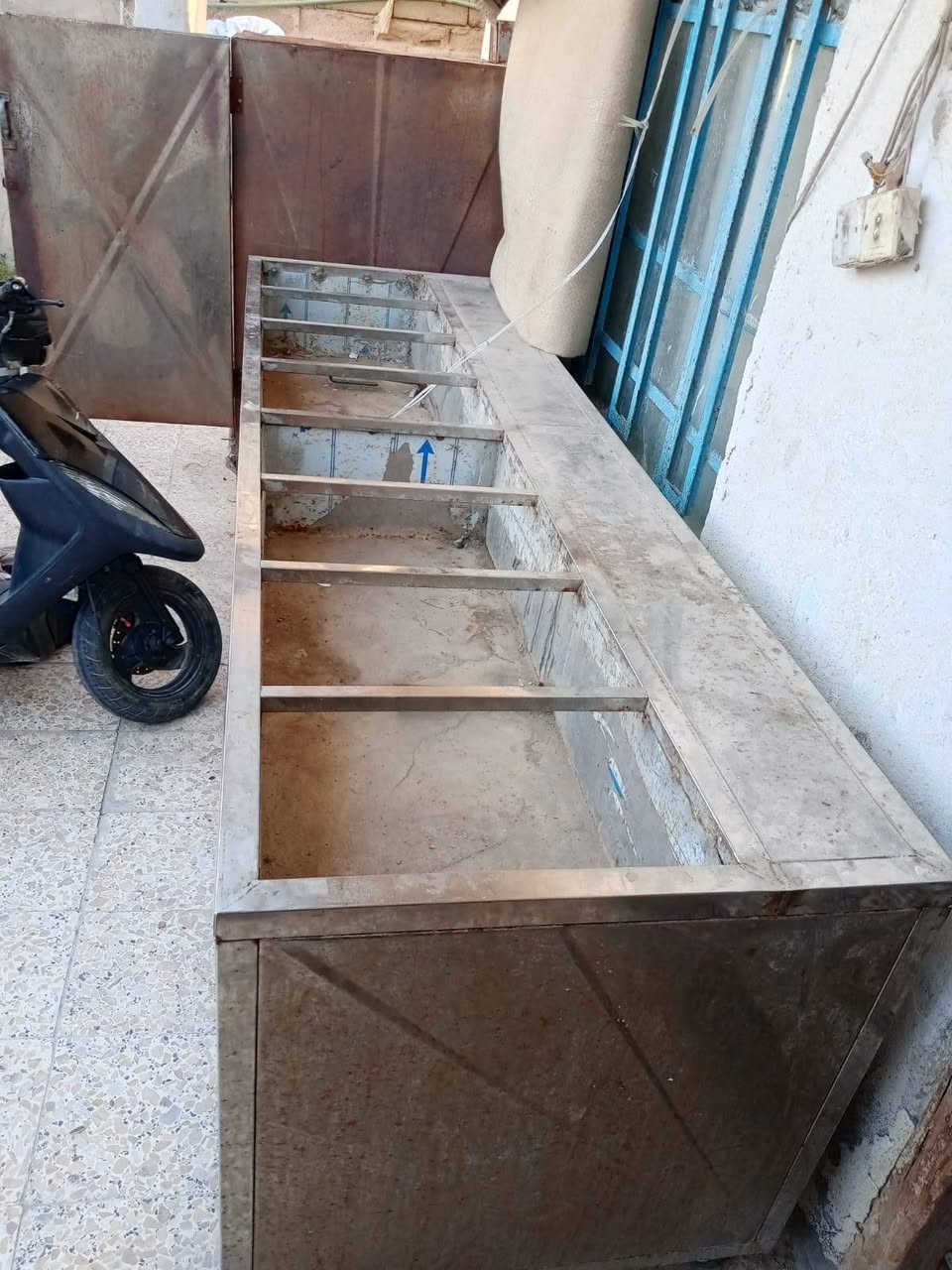 السلام عليكم غراض مطعم حمايه ومواي للبيع اثنينهن ٢٧٥   البصرة ***********
