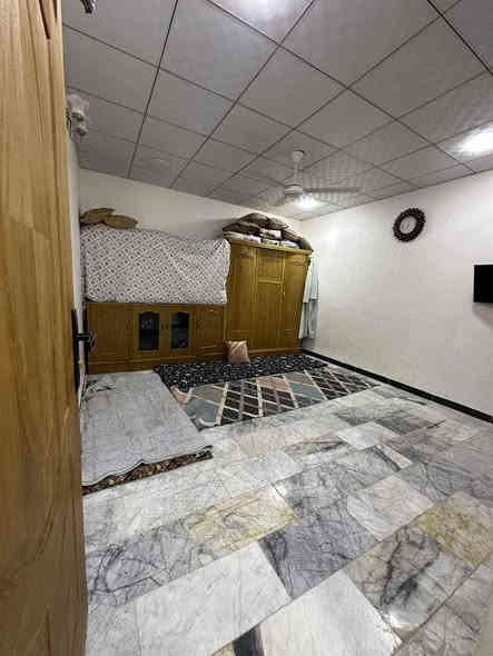 للبيع بيت ملك صرف مساحه 200 متر مجمع السلام متر للبيع او مراوس بيت أو قطعه وينطيني فرق ثلاث غرف نوم استقبال صاله حمامات عدد٢ تواليت عدد ٢ حديقه كراج سياره مطبخ مناور عدد ٢ اتصال على صاحب البيت *********** اقرب نقطه داله الحر  العلوه الجديده مقابيله من تصل على صاحب البيت تكول من طرفي مندوبه رقيه رقيه هاي امانه الله ورسوله يمكم بعد على كل واحد
