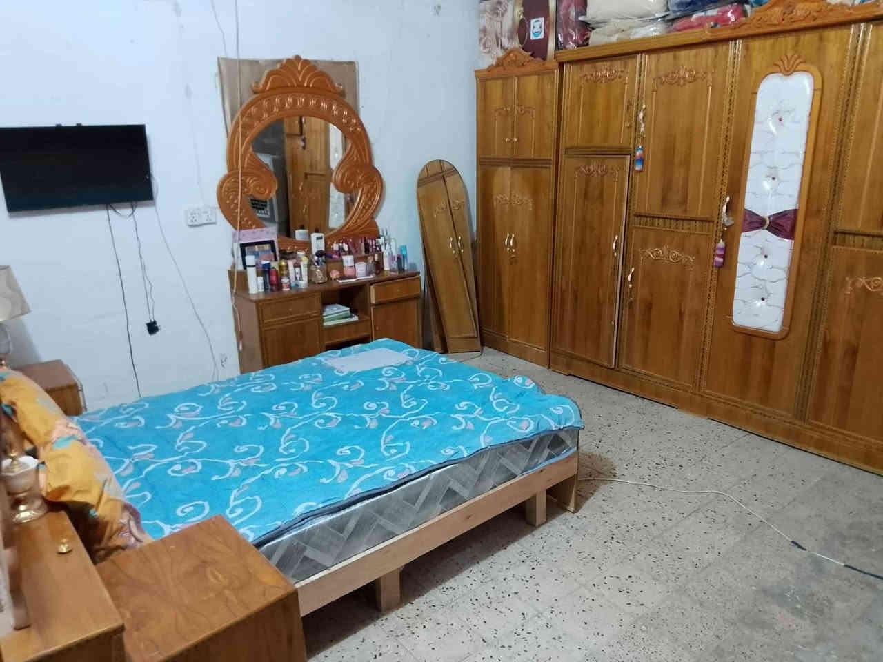 السلام عليكم بيت 125 متر ب مجمع فدك (مسجل في الأمانة) مثل ما موضح كدامكم خطين مي كهرباء على الرئاسة و مجاري .. البيت واقع حال كلشي موضح بصور . مكانه قريب على شارع حسينية علي الشوكي شارع عريض و عالي . السعر ٢٥ و بي مجال (للشرااي)
