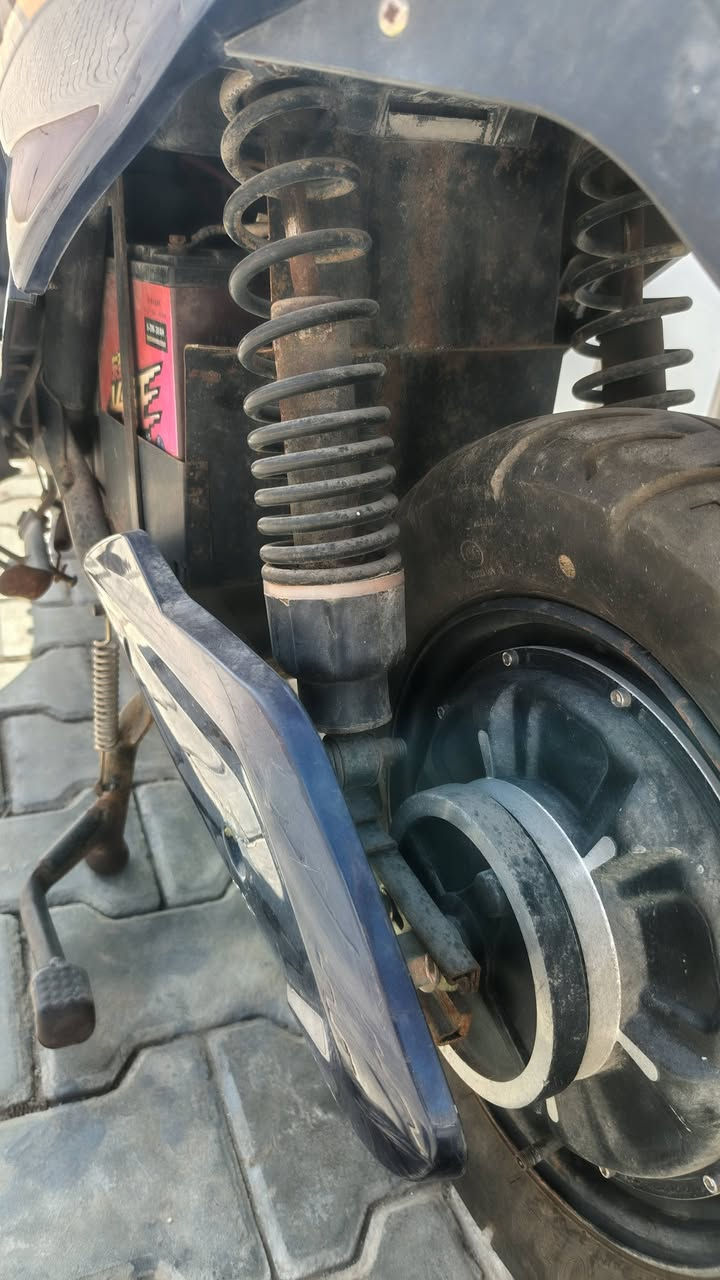 سلام عليكم دراجة شحن للبيع ١ـ كهربائيات شغالة ٢ـ غراضها كاملة ٣ـسرعتها ٧٠ ٤ـبيها كشن متضرر ٥ـ بدون بطاريات ٦ـ ابيع كوم حديد مع صندوك ب ١٣٠ قفل  بدون صندوق ١٢٠ بيها مجال امانة الله مستعجل على بيعتها للتواصل *********** واتساب فقط مكاني بغداد حي القاهرة مقابل مدرسة حاتم الطائي
