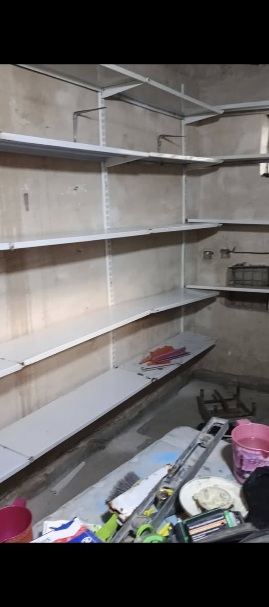 رفوف محل للبيع نضيفات كما موضح بلصوره وتجي وشوفهن بعينك 40 رفوف معى ستانات كامله وبالاضافه إلى 6 مساطر اضافيه سعر 150 وبي مجال بسيط جدأ ***********
