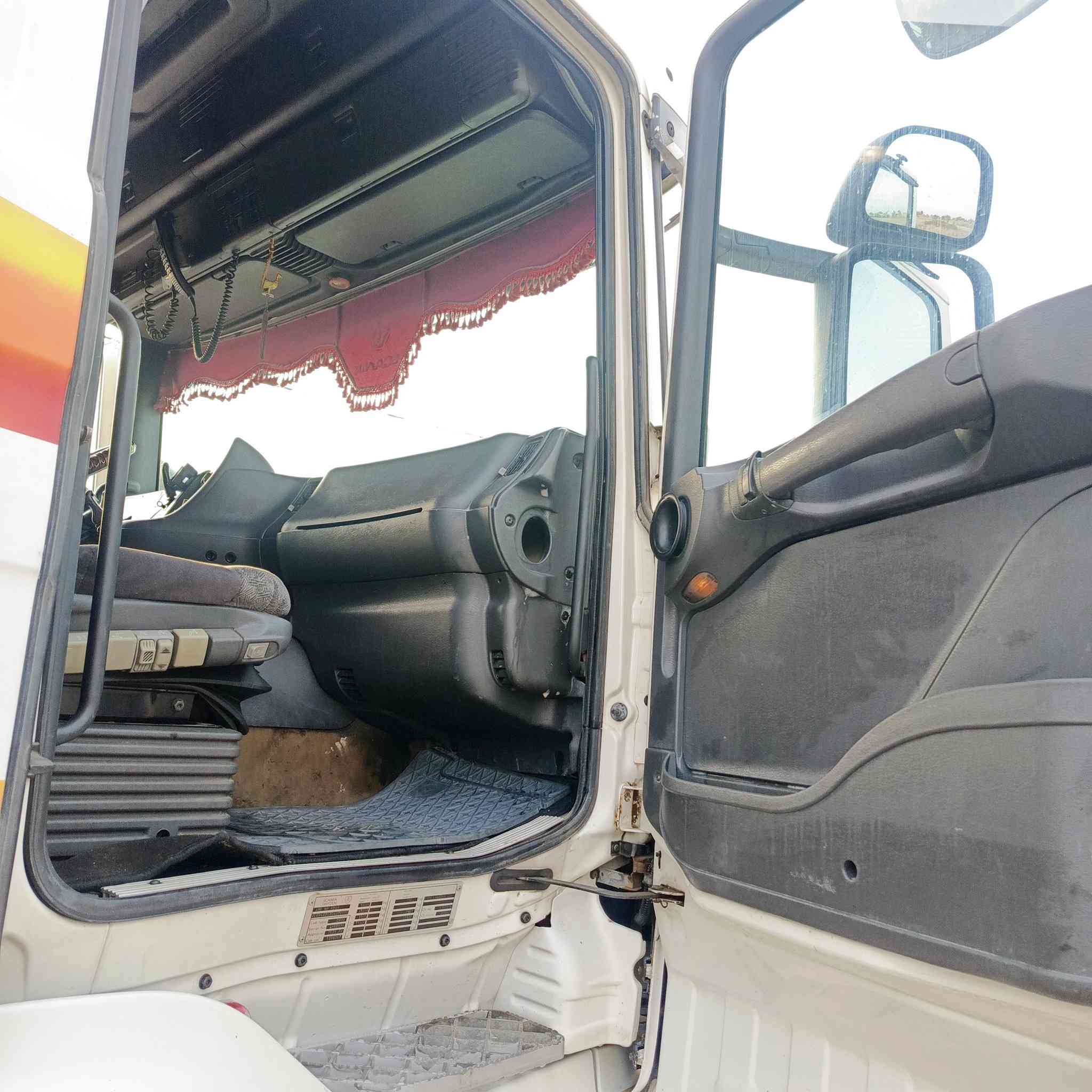 سلام عليكم سكانيا للبيع موديل 97 سياره وضع شركه مكينه بم ونوزل كير 3-3 رتايدر تتدفئه وتبريد بالكشنات تدفئه دبل مناميه سياره تحويل ثاني يوم بسمي الرأس تخم تاير عربانه نص عمر تايرات مكان واسط الصويره /السياره موجوده بمعرض الصويره المركزي 
***********/***********
